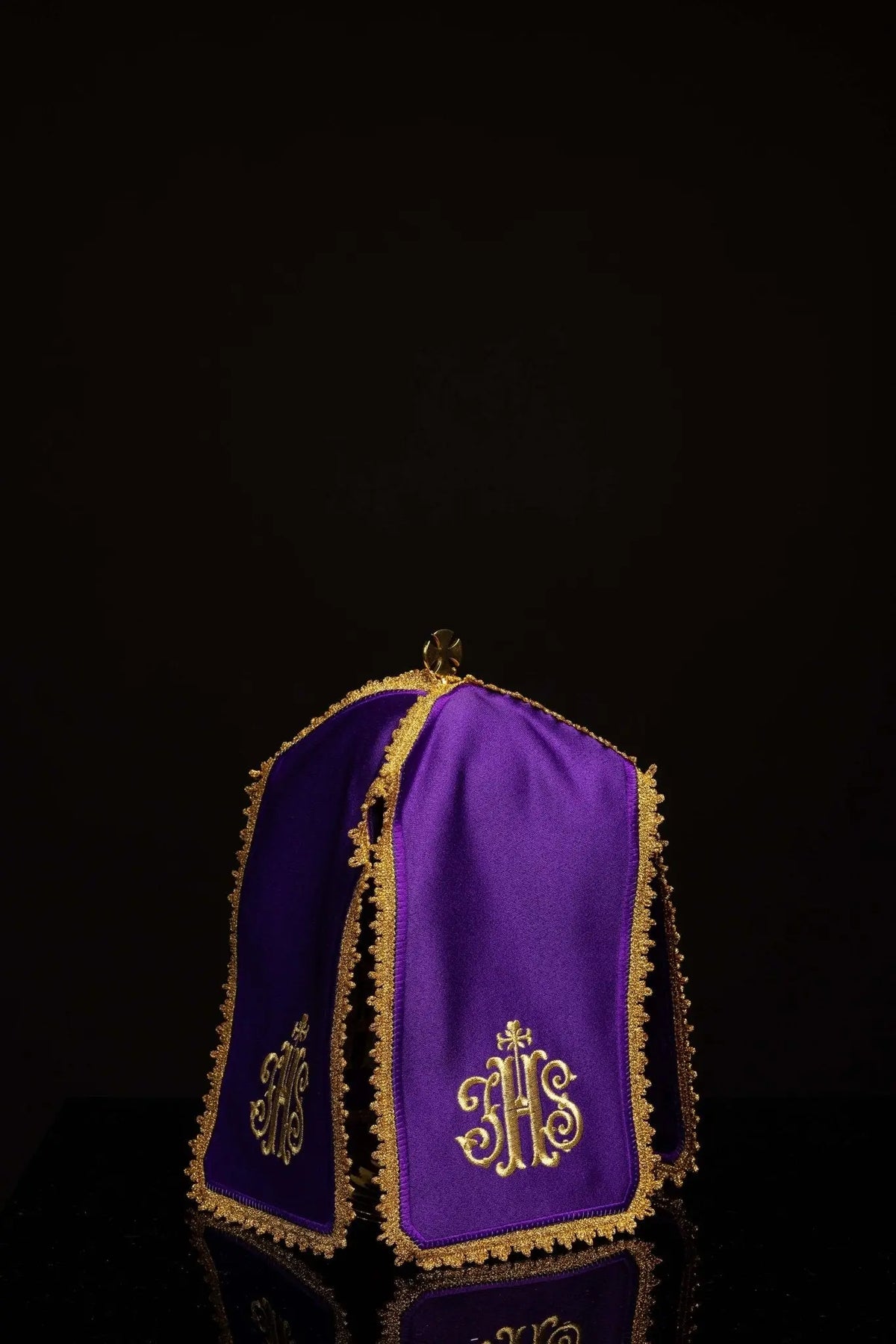 Morado cubrecopón para Adviento y Cuaresma con bordado IHS dorado, vista frontal