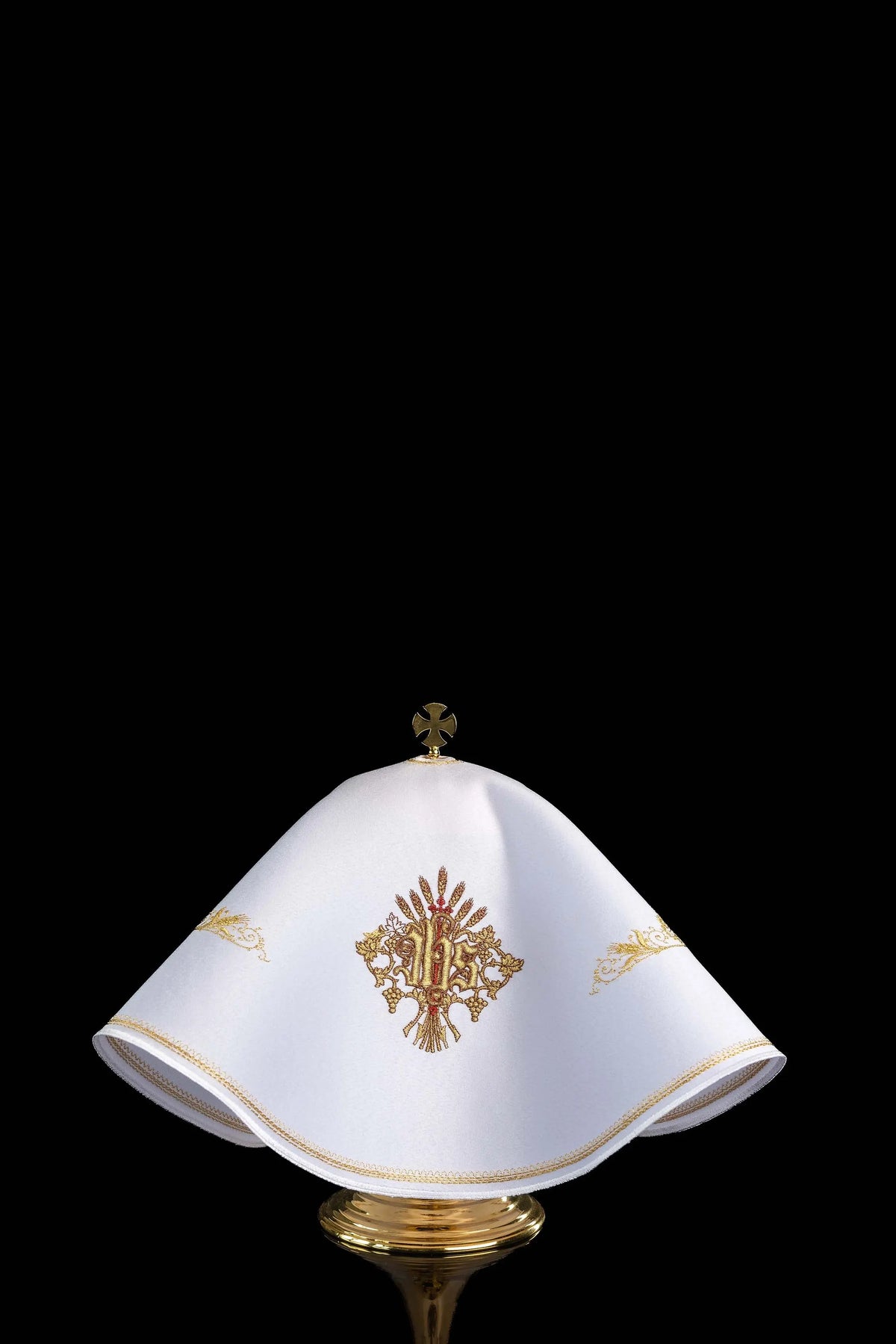 Blanco cubrecopón redondo con bordado IHS y Sagrado Corazón de Jesús, vista frontal