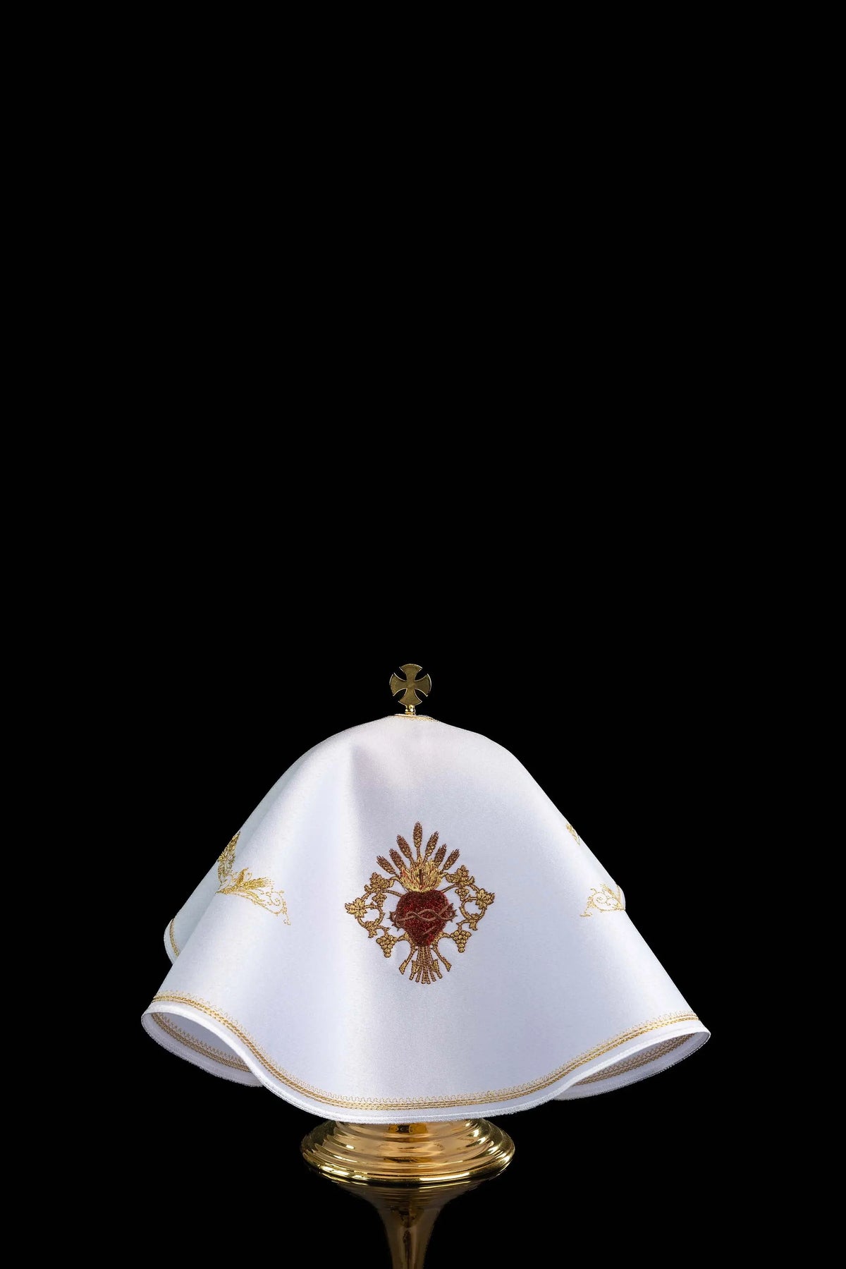Blanco cubrecopón con Sagrado Corazón de Jesús bordado, vista posterior