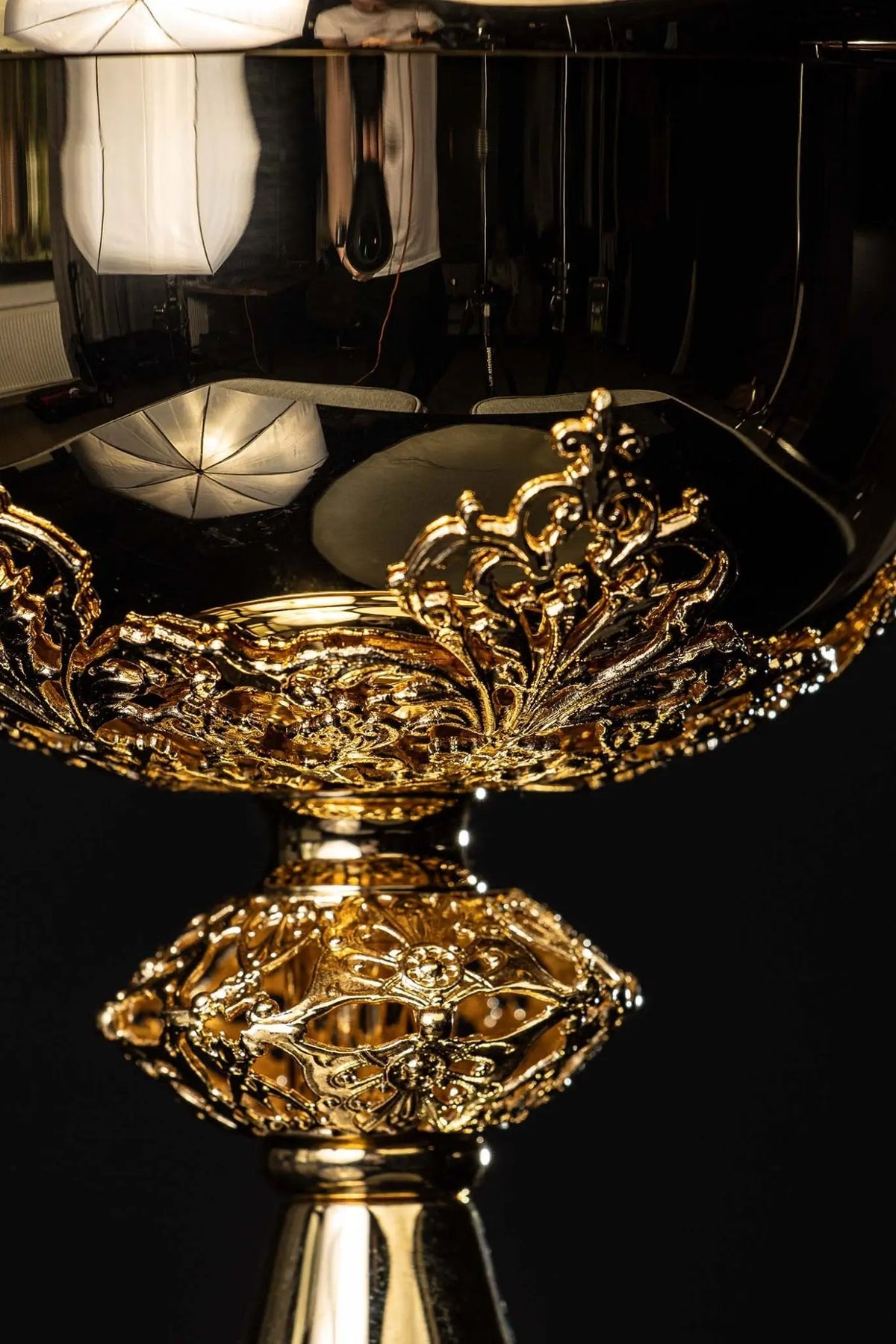 Dorado copón con ornamentos vegetales, primer plano de la copa y el nudo