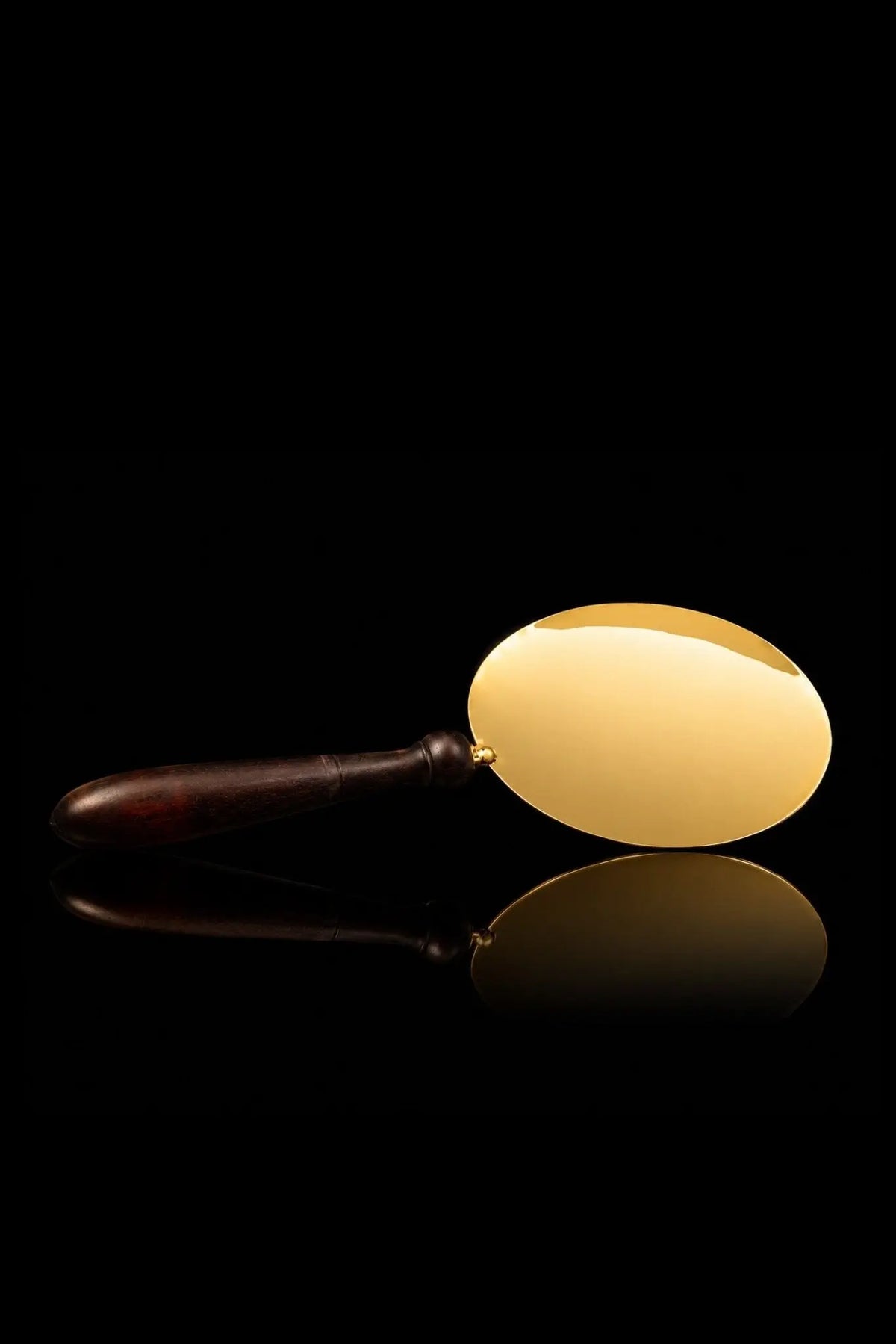 Dorado patena de comunión hecha a mano con mango de madera, vista lateral
