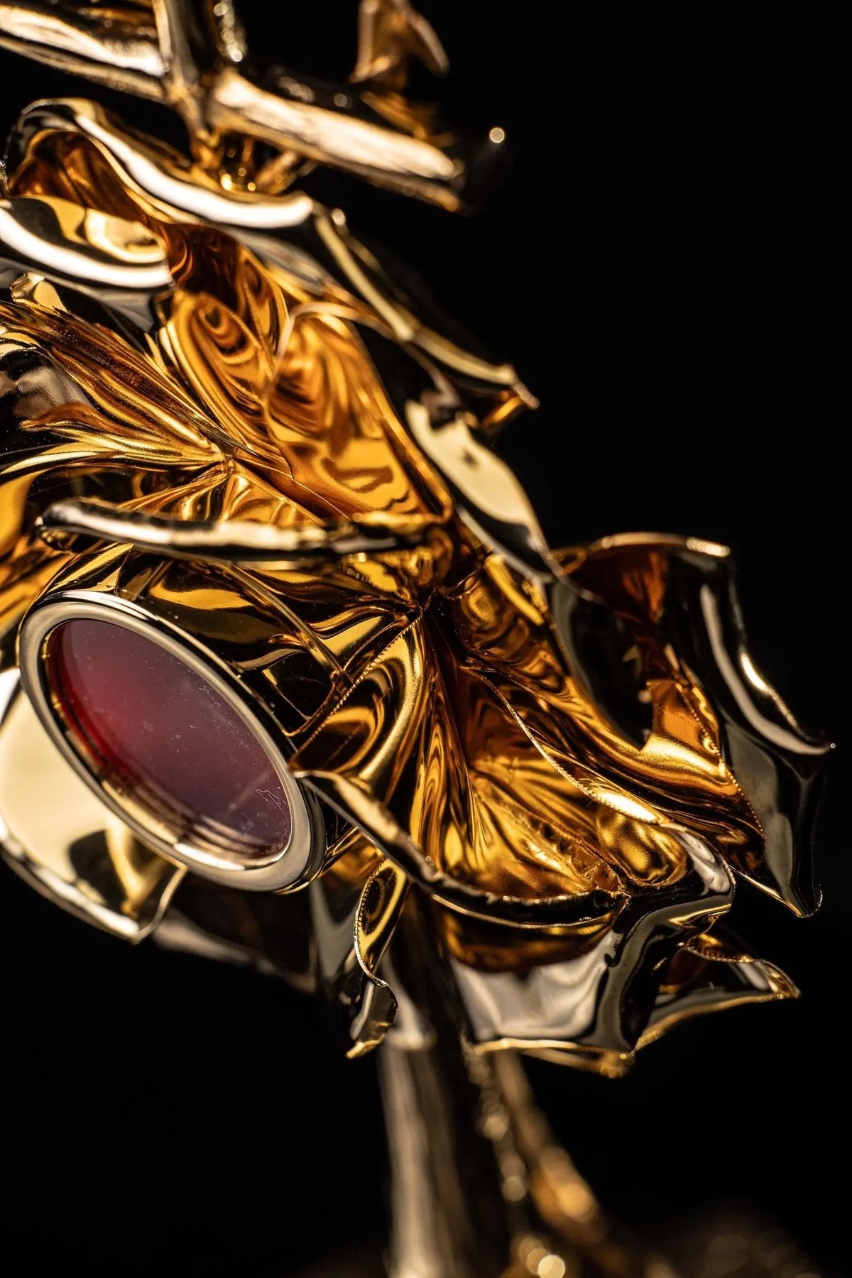 Relicario dorado con cruz y corona de espinas, detalle lateral del motivo central