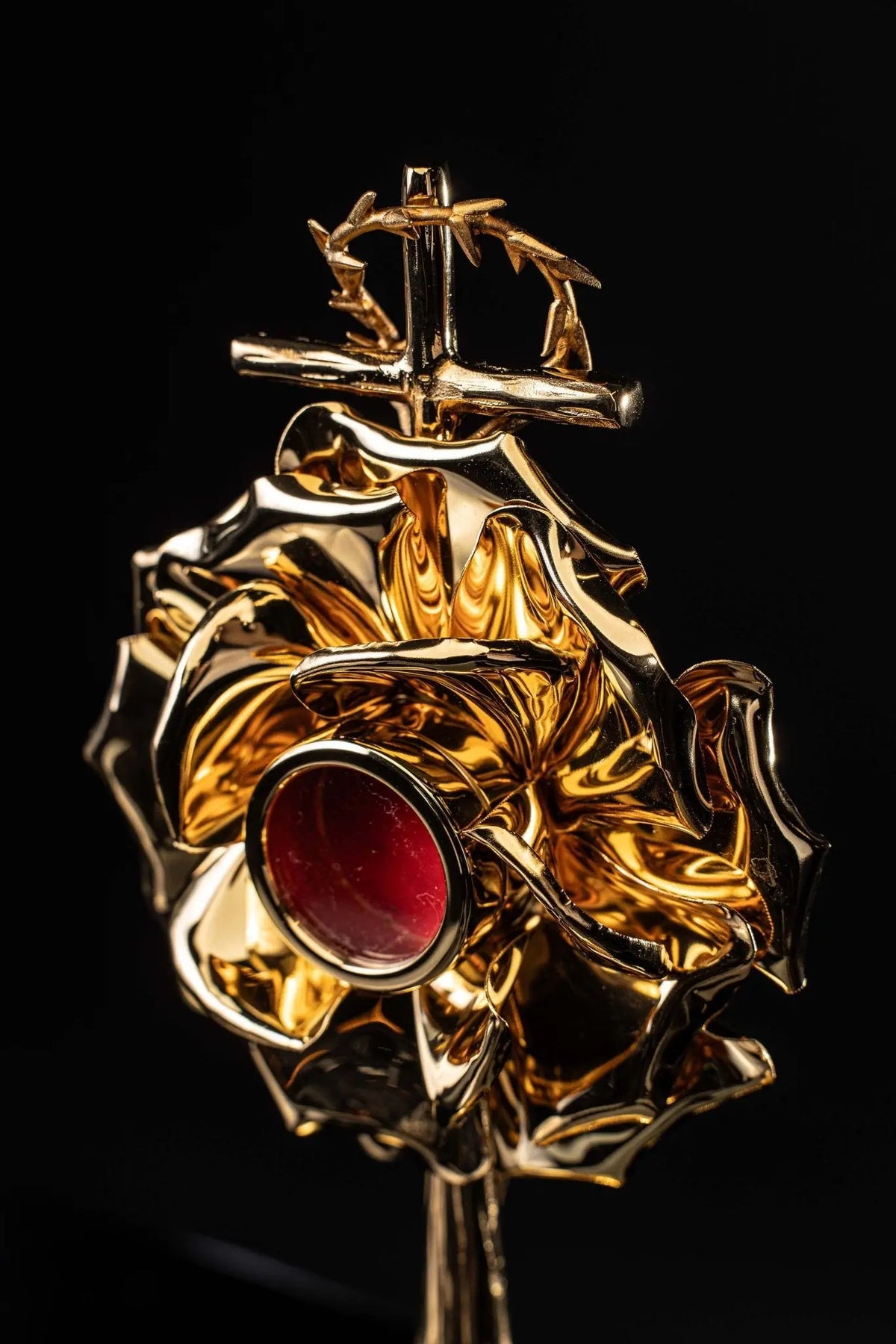 Relicario dorado con cruz y corona de espinas, vista oblicua