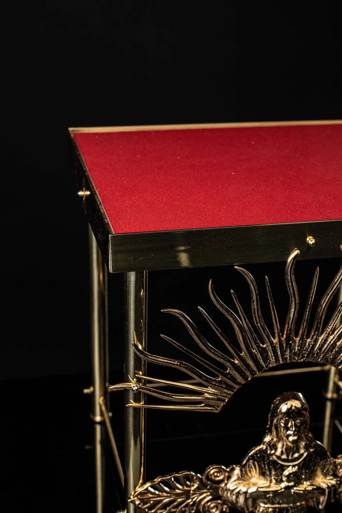 Bañado en oro trono para custodia con motivo de Cristo, detalle lateral