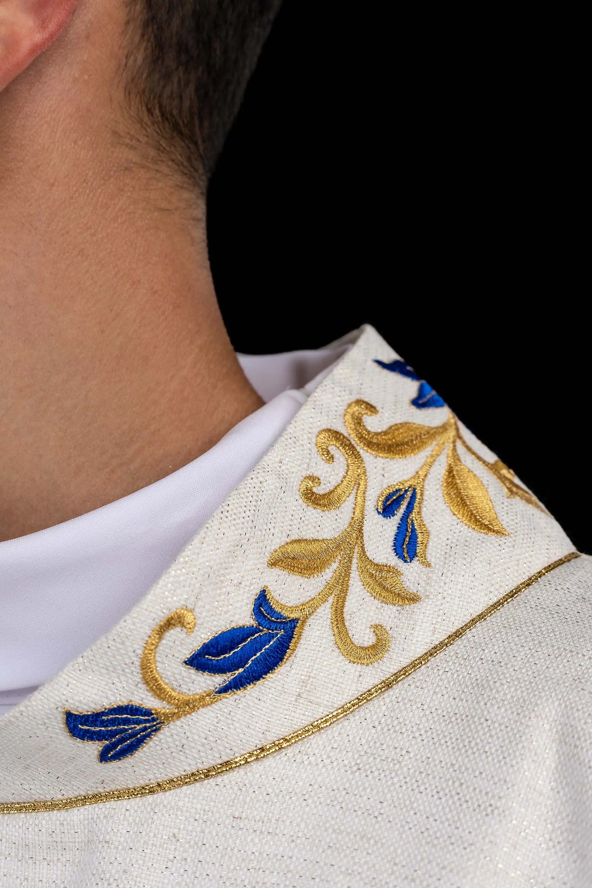 Marfil dalmática con bordado floral y ribete dorado, detalle del cuello lateral