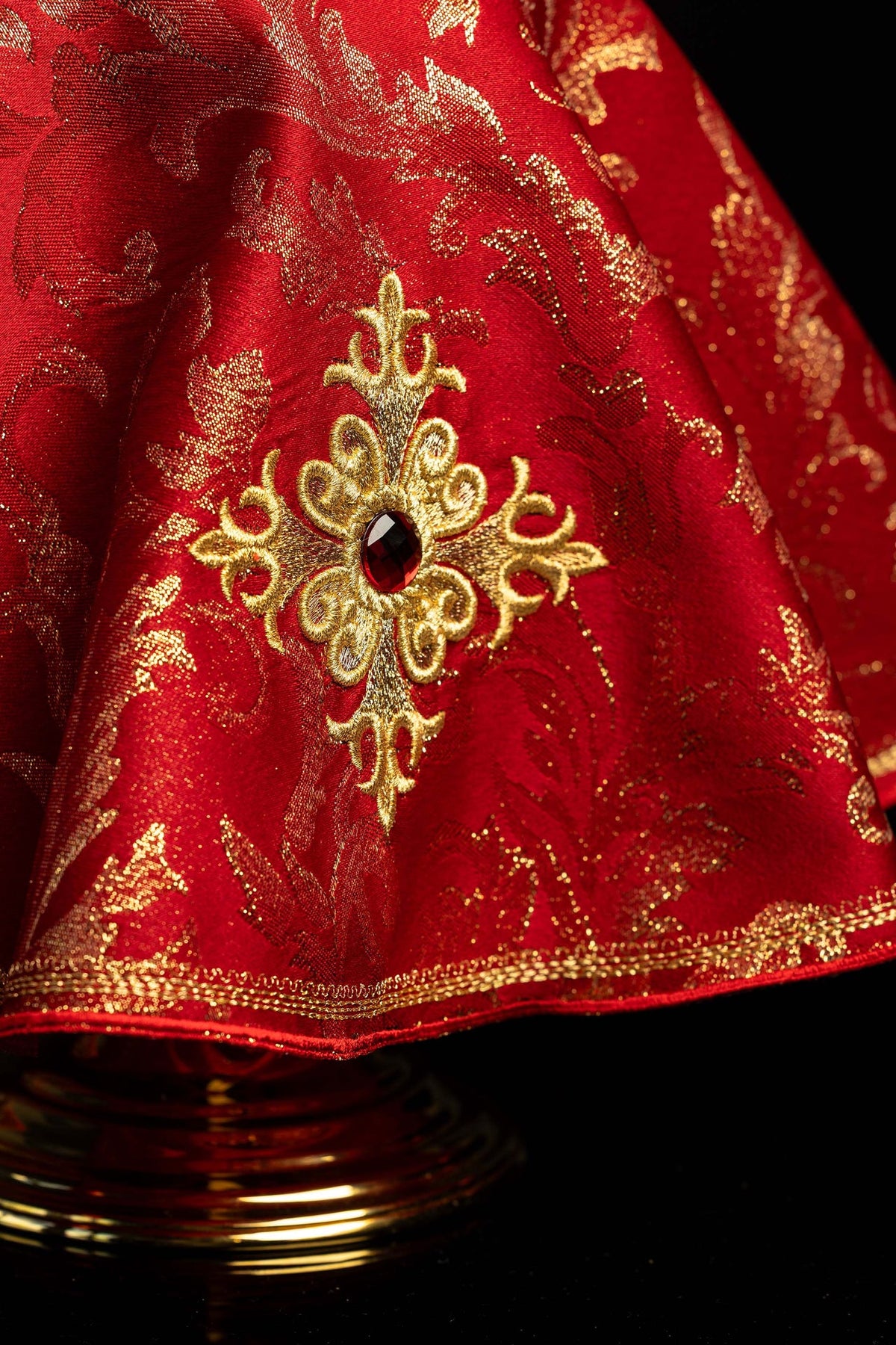 Rojo cubrecopón con cruz bordada y cenefa dorada, detalle frontal