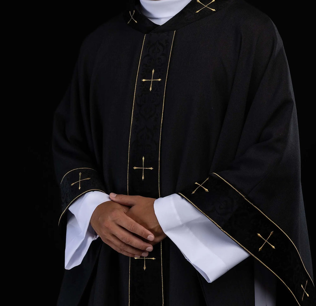 Negro casulla litúrgica con cruces doradas, vista frontal de cerca