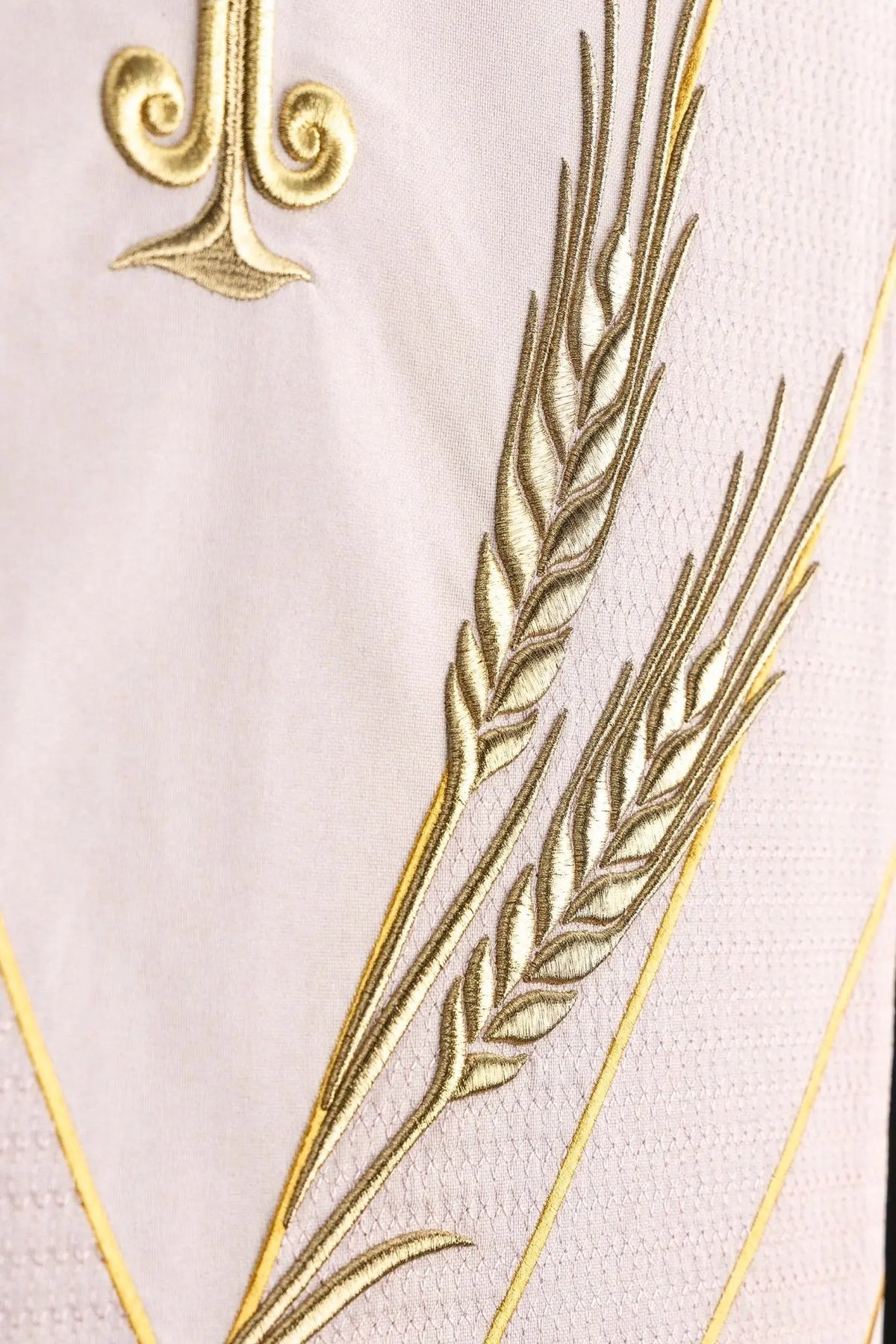 Rosa paño de atril con espigas de trigo bordadas, detalle lateral