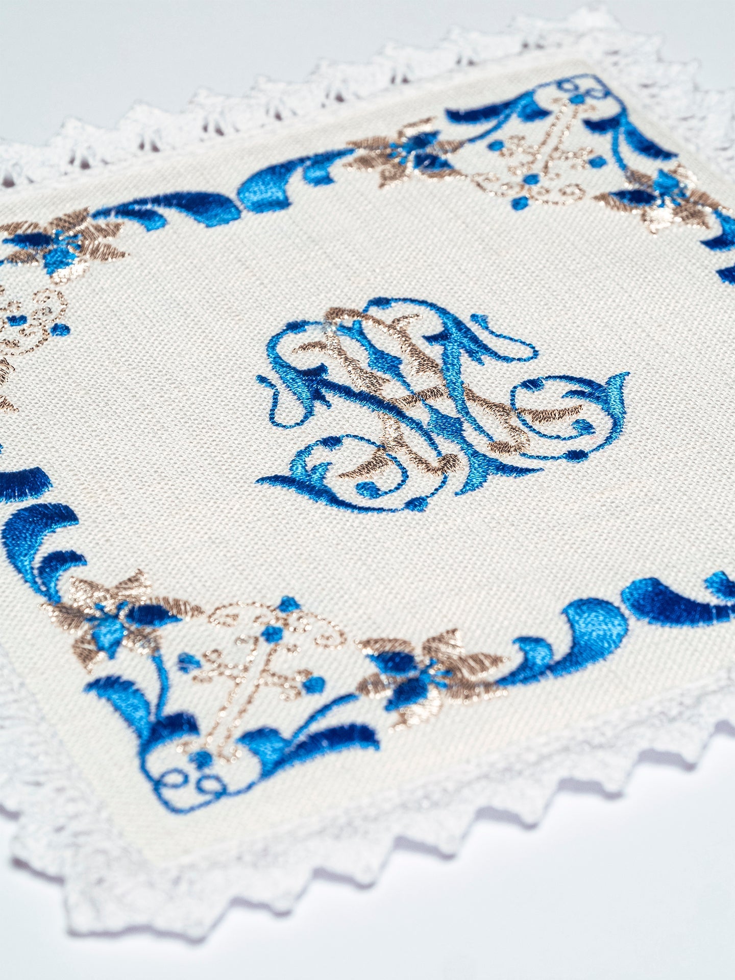 Lniana bielizna kielichowa z niebieskim haftem maryjnym