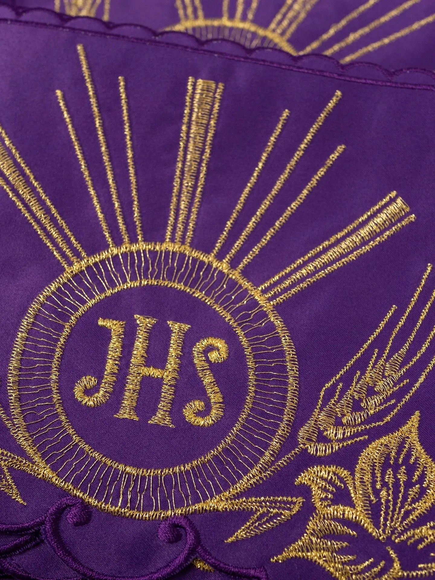 Metro con bordado frontal IHS púrpura