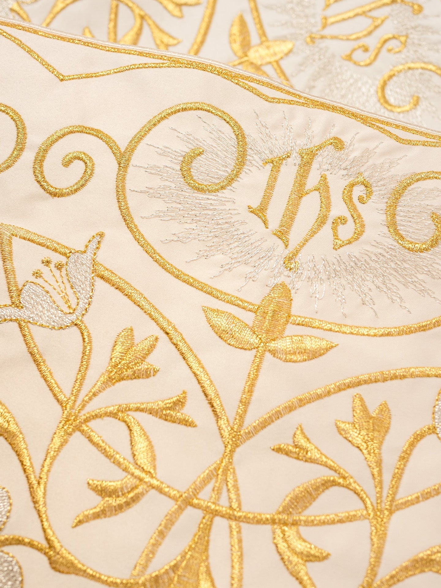 Metraż z monogramem IHS w kolorze ecru