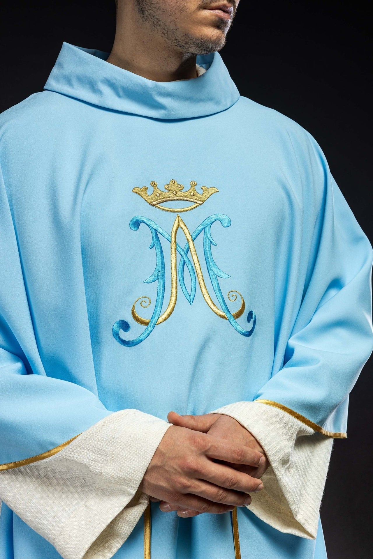 Niebieski ornat haftowany motyw Maryjny