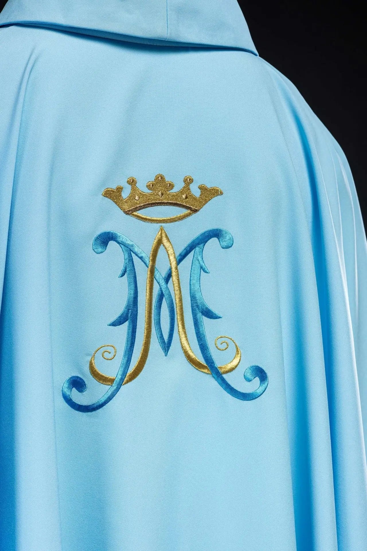 Casulla azul bordada con motivo mariano
