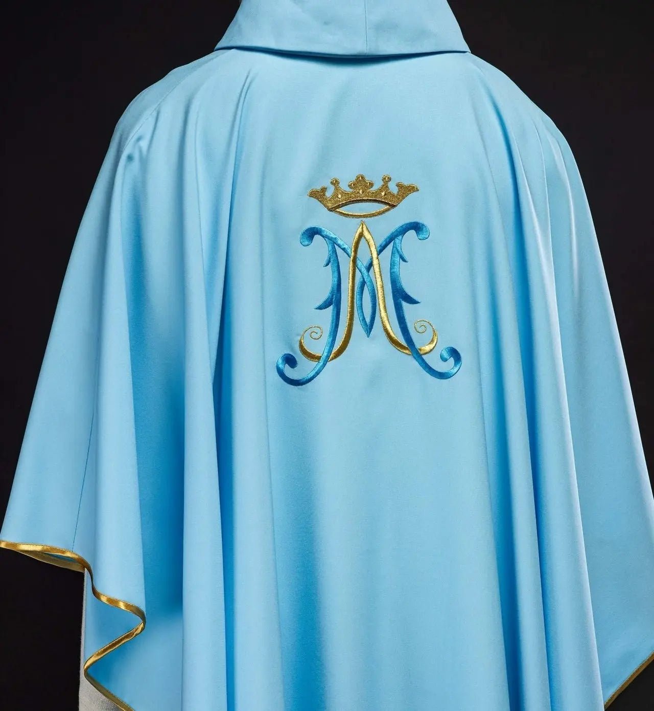 Casulla azul bordada con motivo mariano