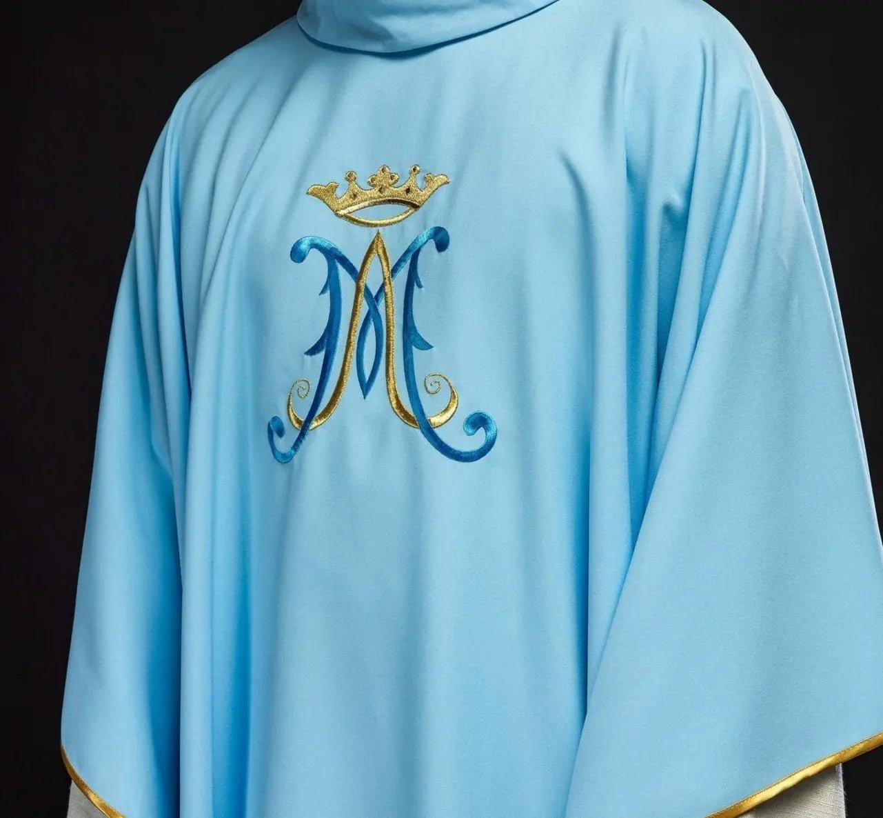 Casulla azul bordada con motivo mariano