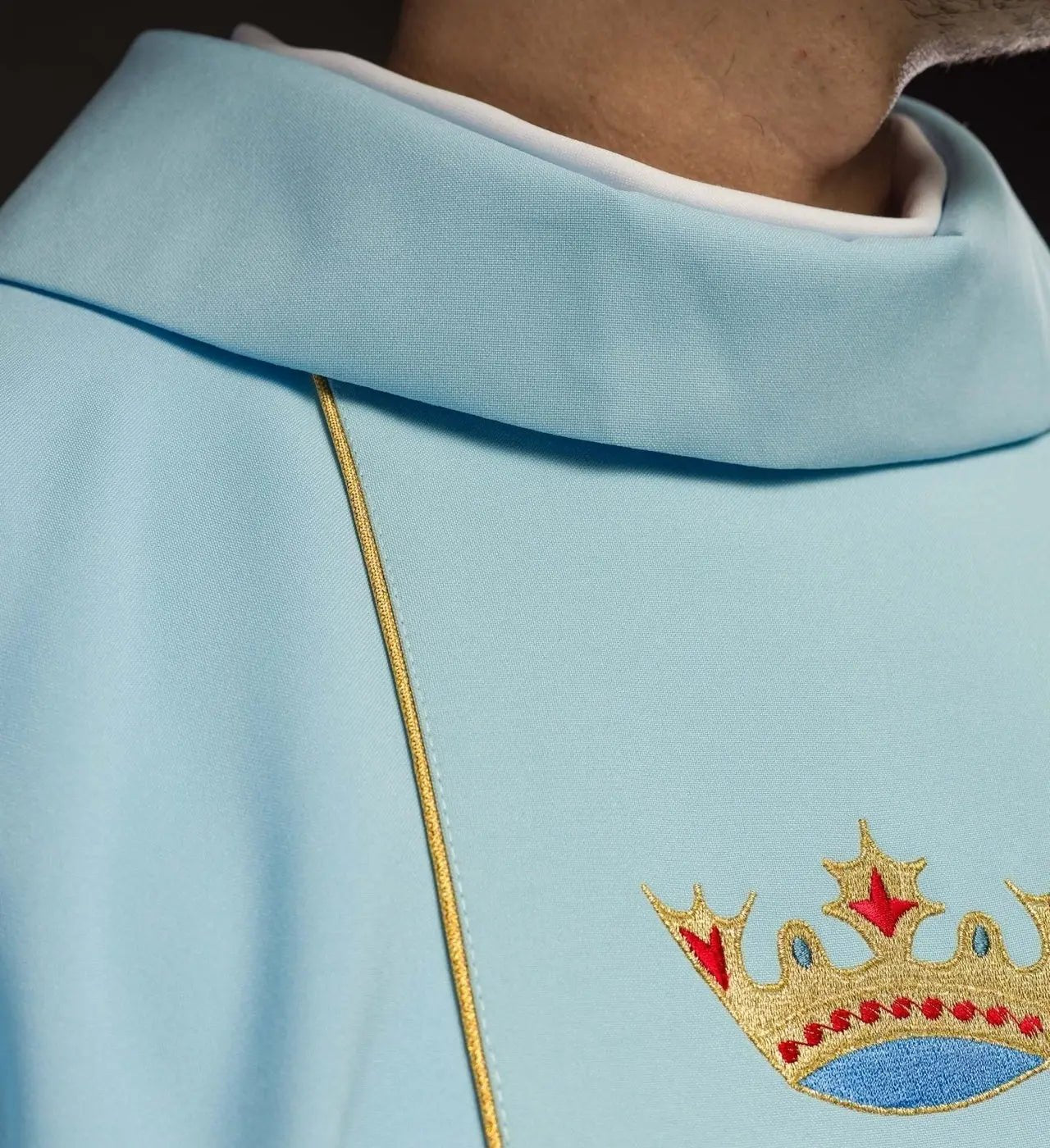 Casulla litúrgica azul mariana con cinturón