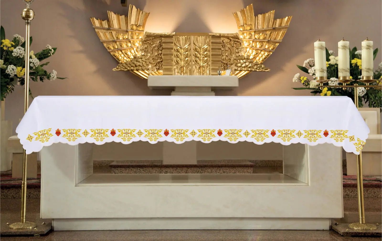 Paño de altar con bordado frontal con cruces doradas y el Sagrado Corazón.