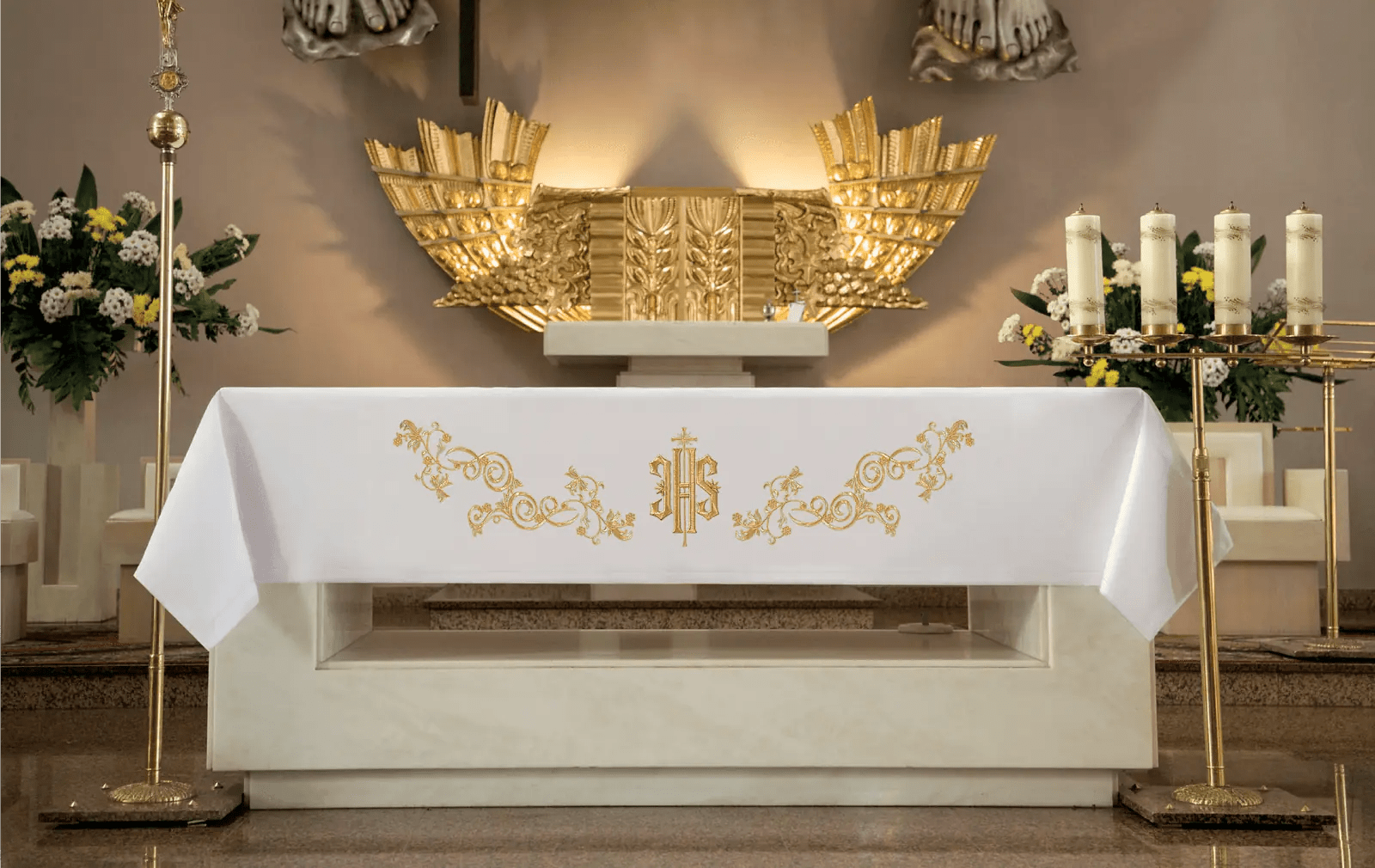 Paño de altar con bordado frontal dorado IHS