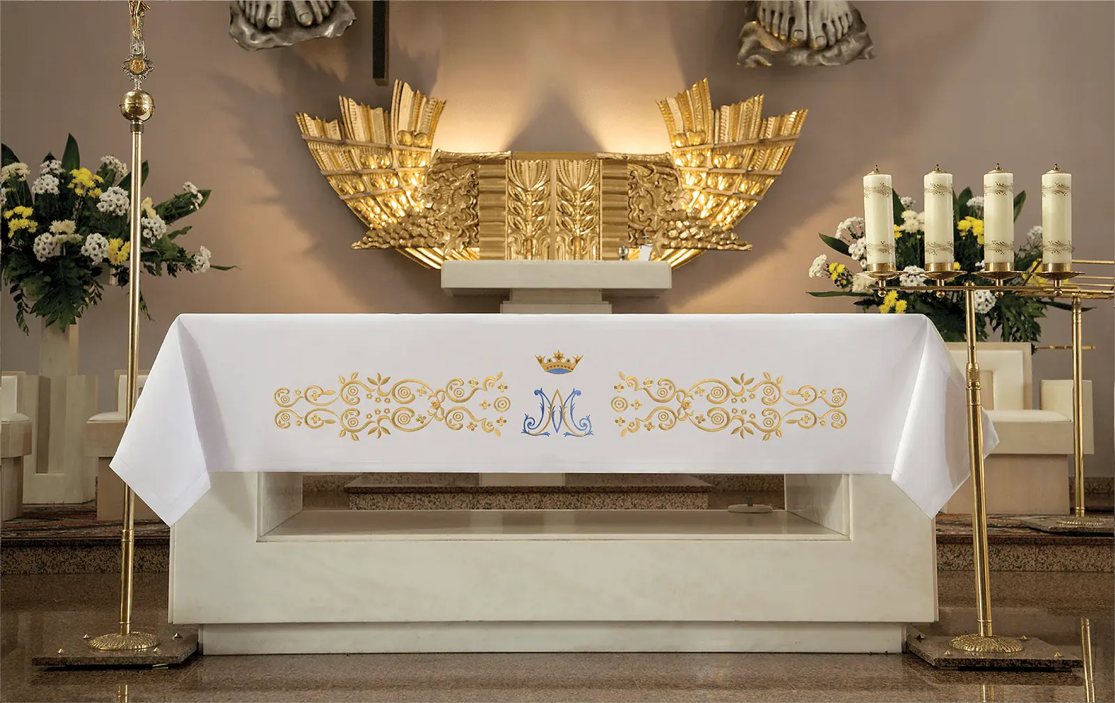 Altar cloth with gold front embroidery with Marian motif