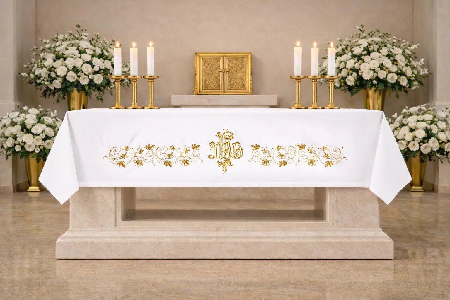 Mantel de altar con bordado dorado IHS