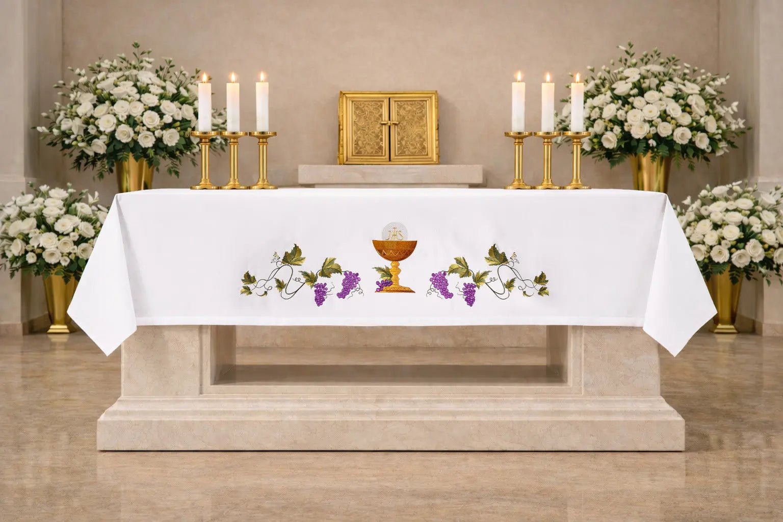 Mantel de altar con bordado de cáliz eucarístico