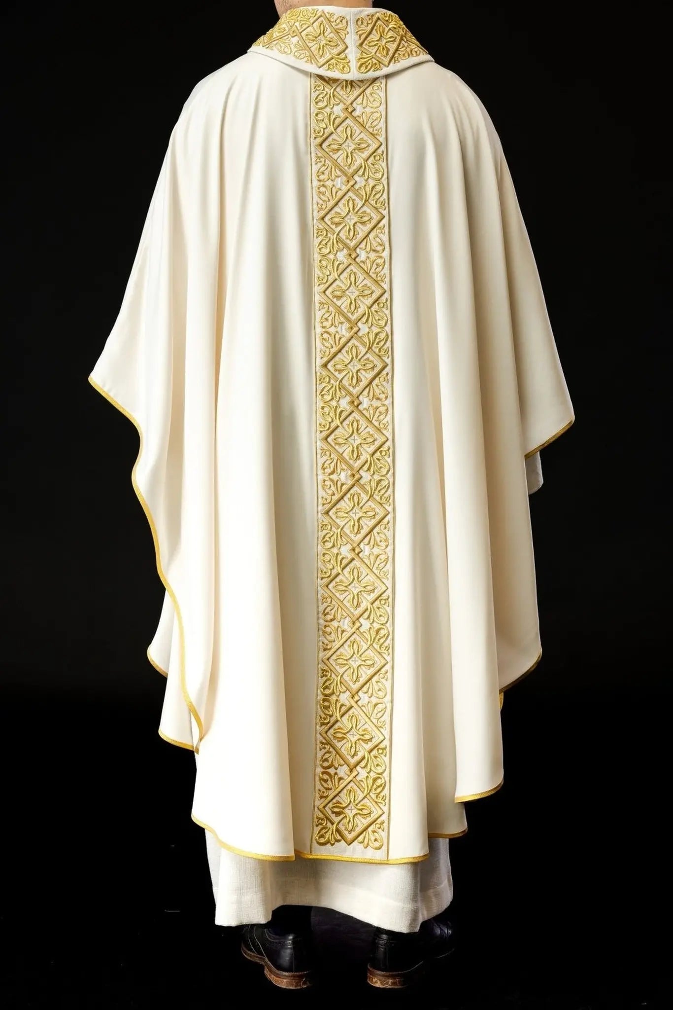 Chasuble richly embroidered floral motif with crosses Ecru