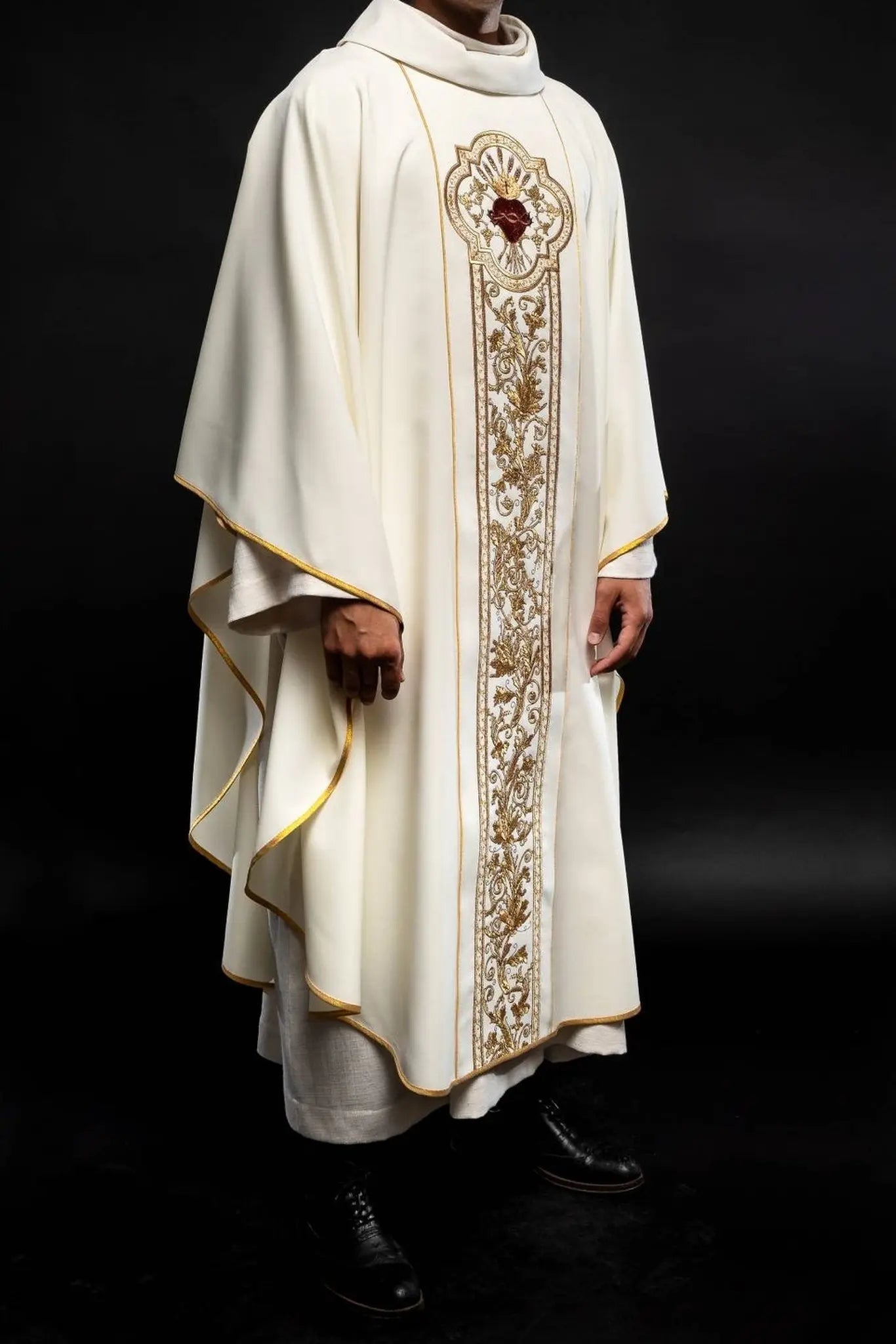 Casulla ricamente bordada con el símbolo del Corazón de Jesús y PAX - Ecru