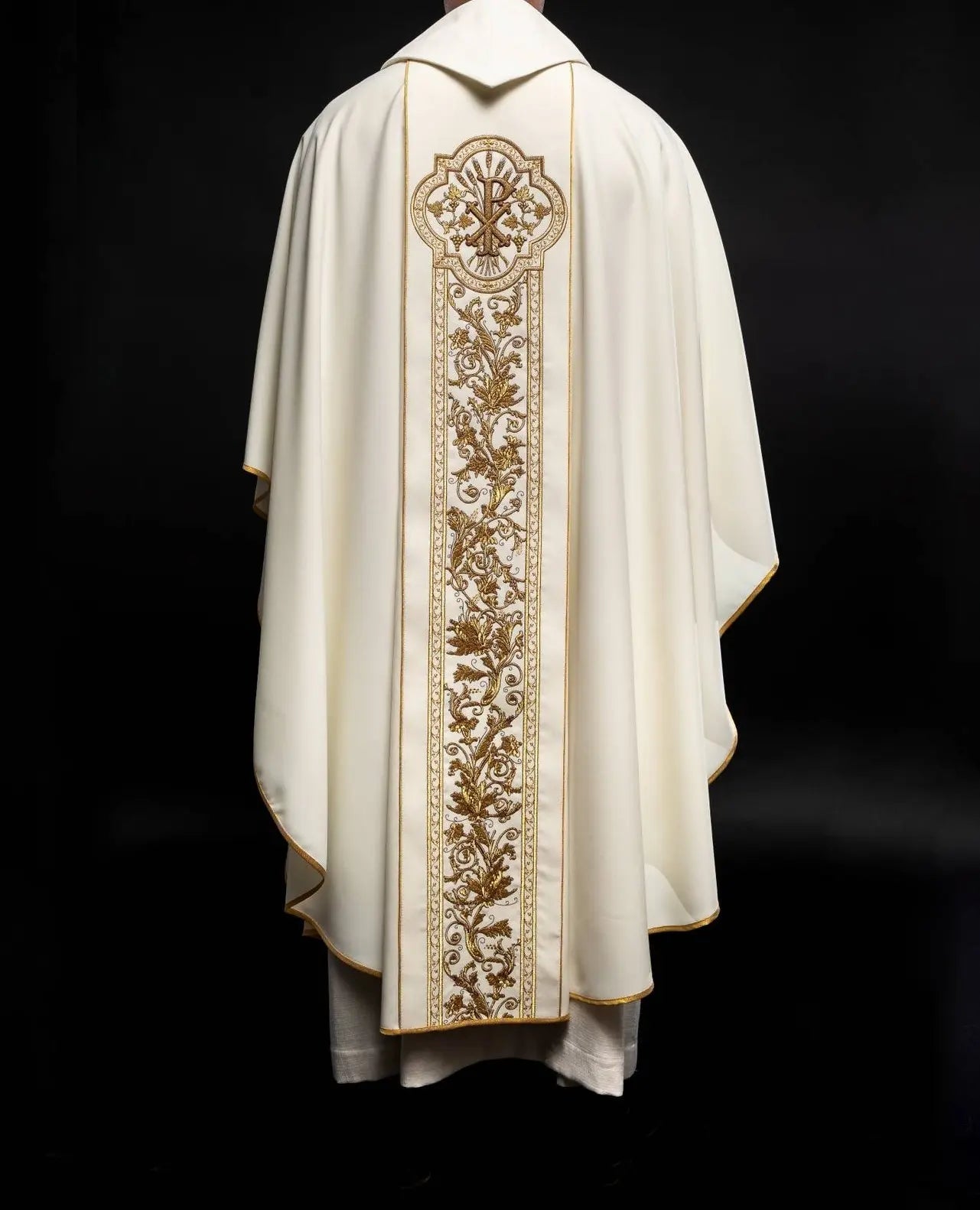 Chasuble richly embroidered with the symbol of the Heart of Jesus and PAX - Ecru