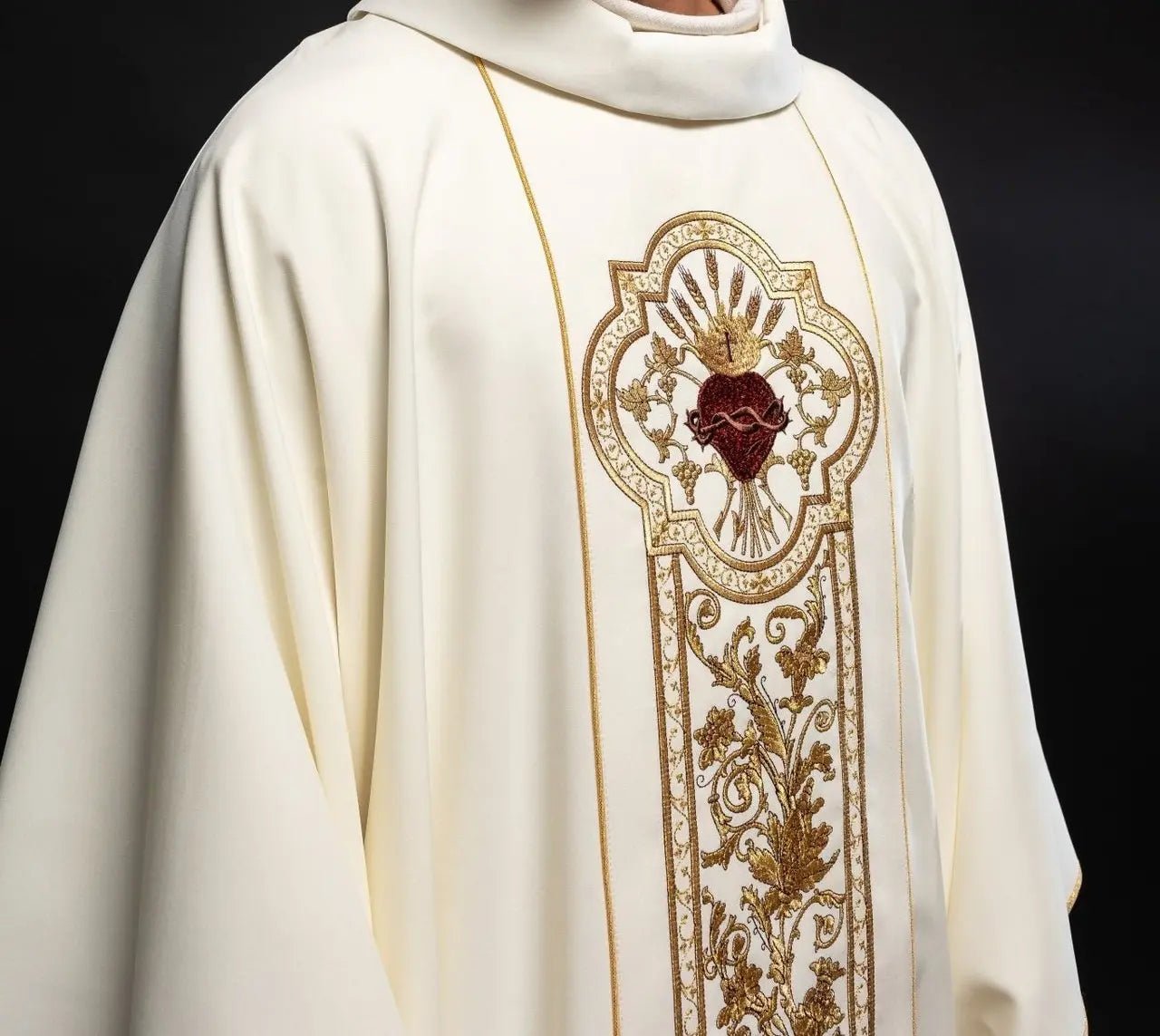 Casulla ricamente bordada con el símbolo del Corazón de Jesús y PAX - Ecru