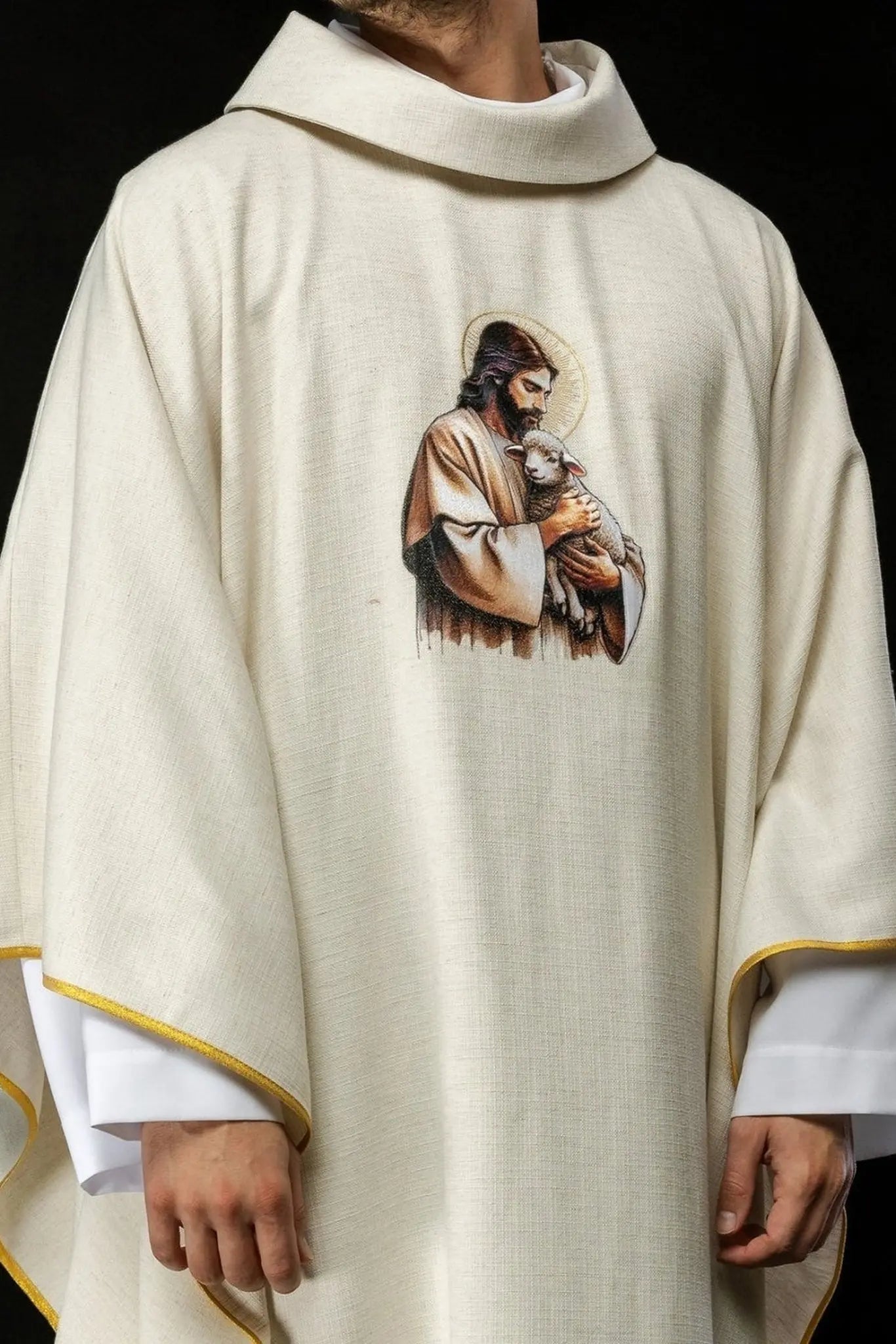 Casulla ecru con la imagen de Jesús el Buen Pastor con el Cordero