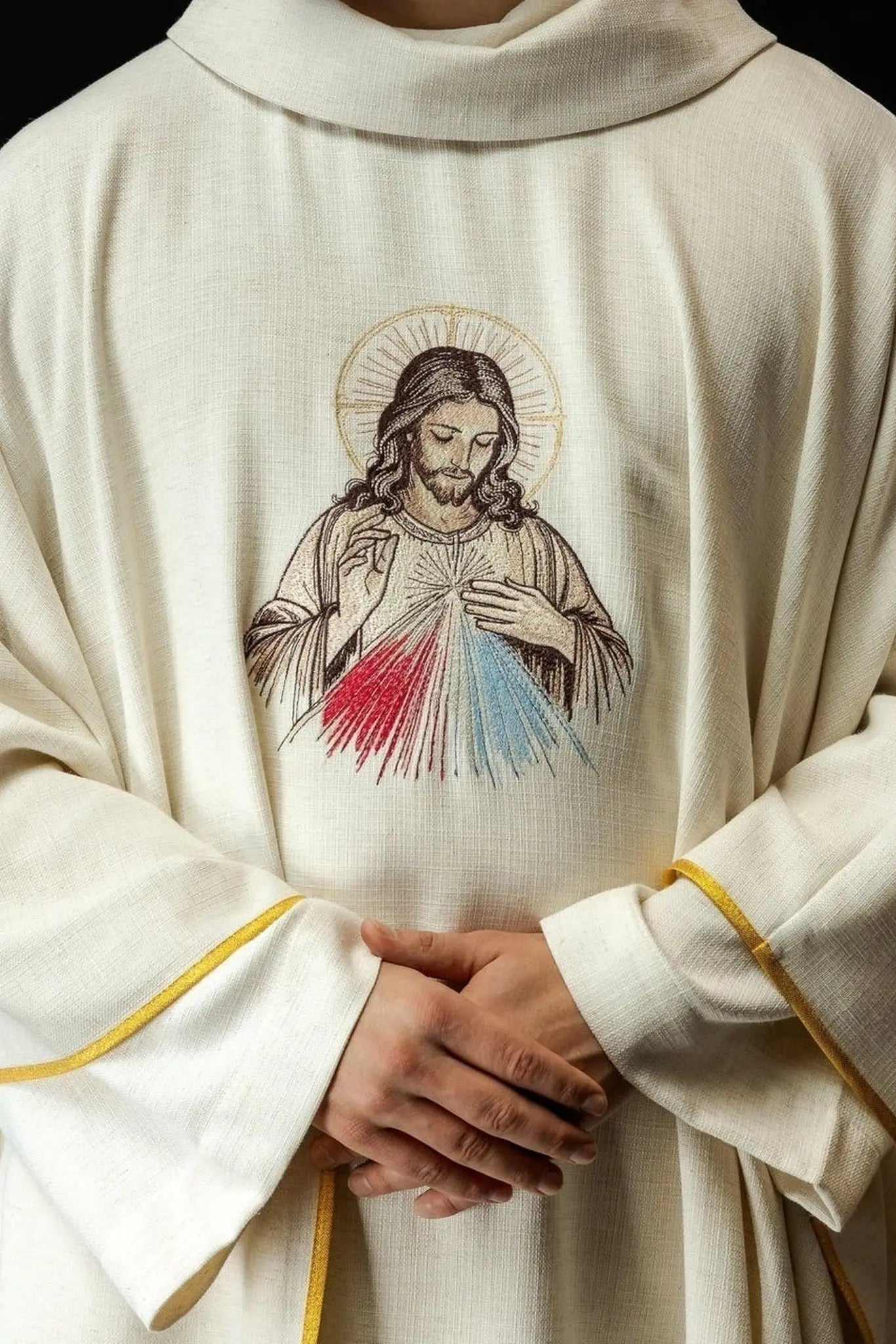 Casulla color crudo con imagen del Jesús Misericordioso