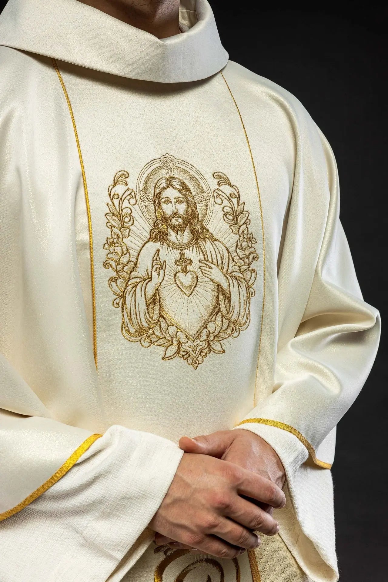 Casulla ecru con la imagen del Sagrado Corazón de Jesús
