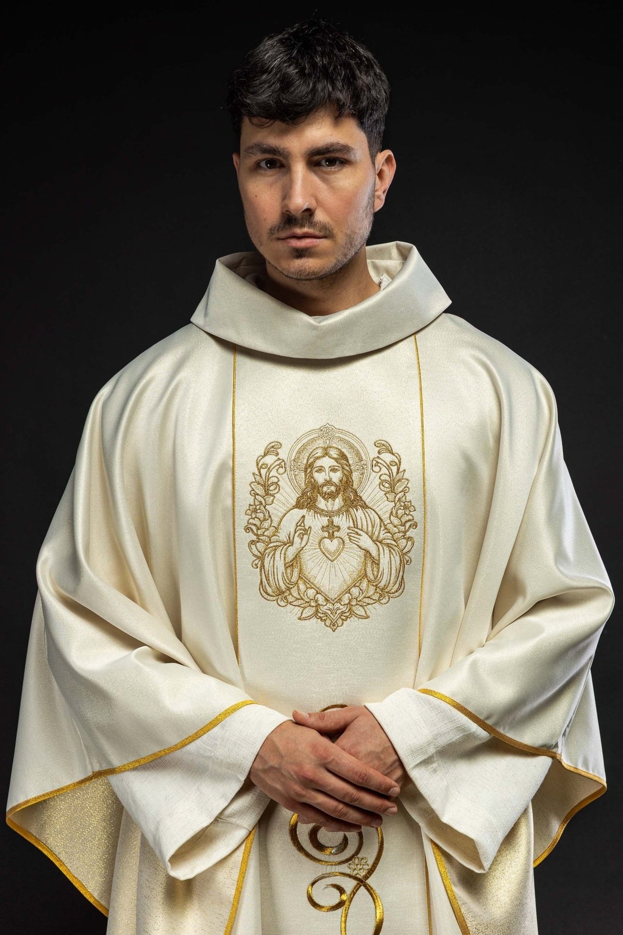 Ornat ecru z wizerunkiem Najświętszego Serca Pana Jezusa