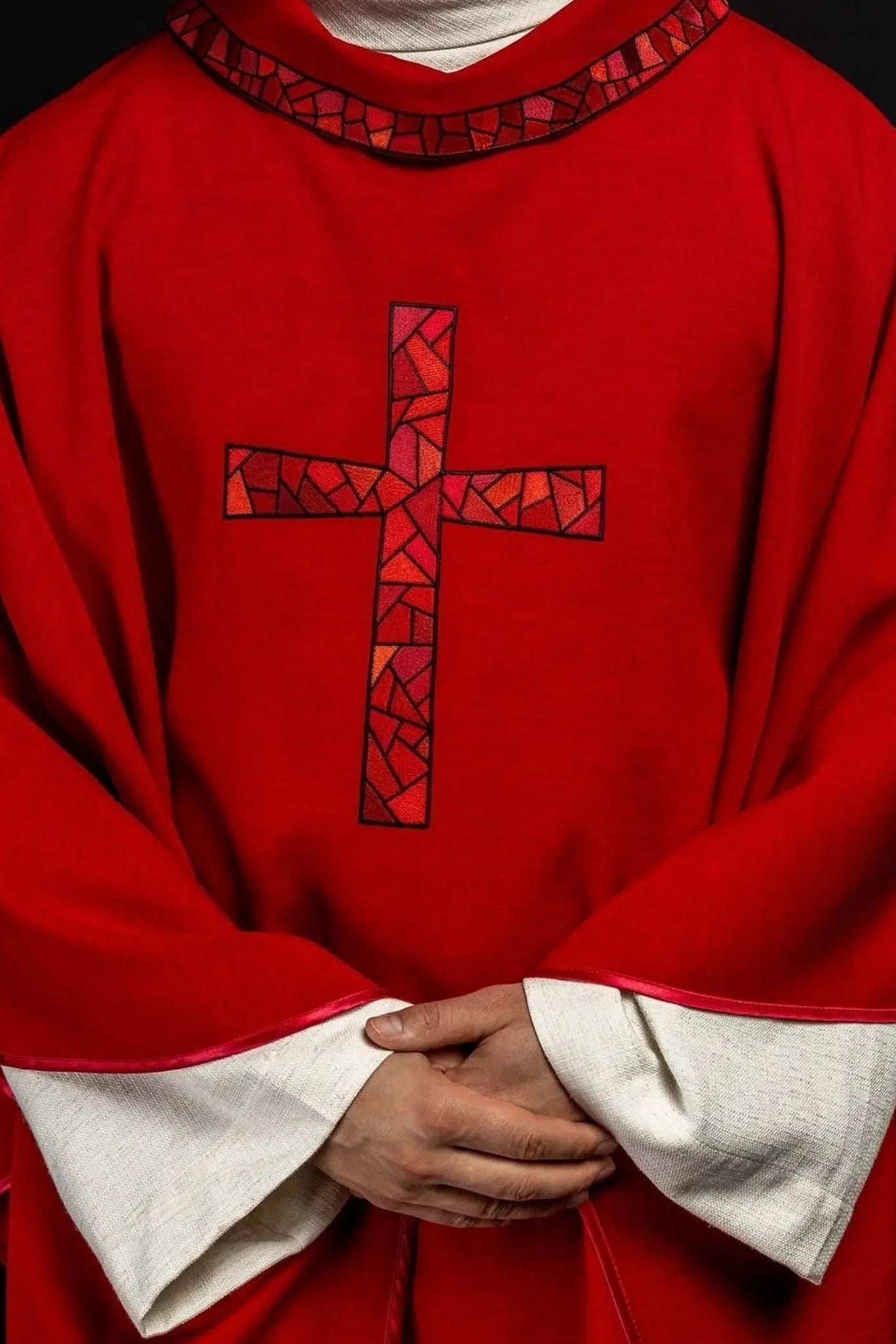 Casulla bordada roja con mosaico de cruz