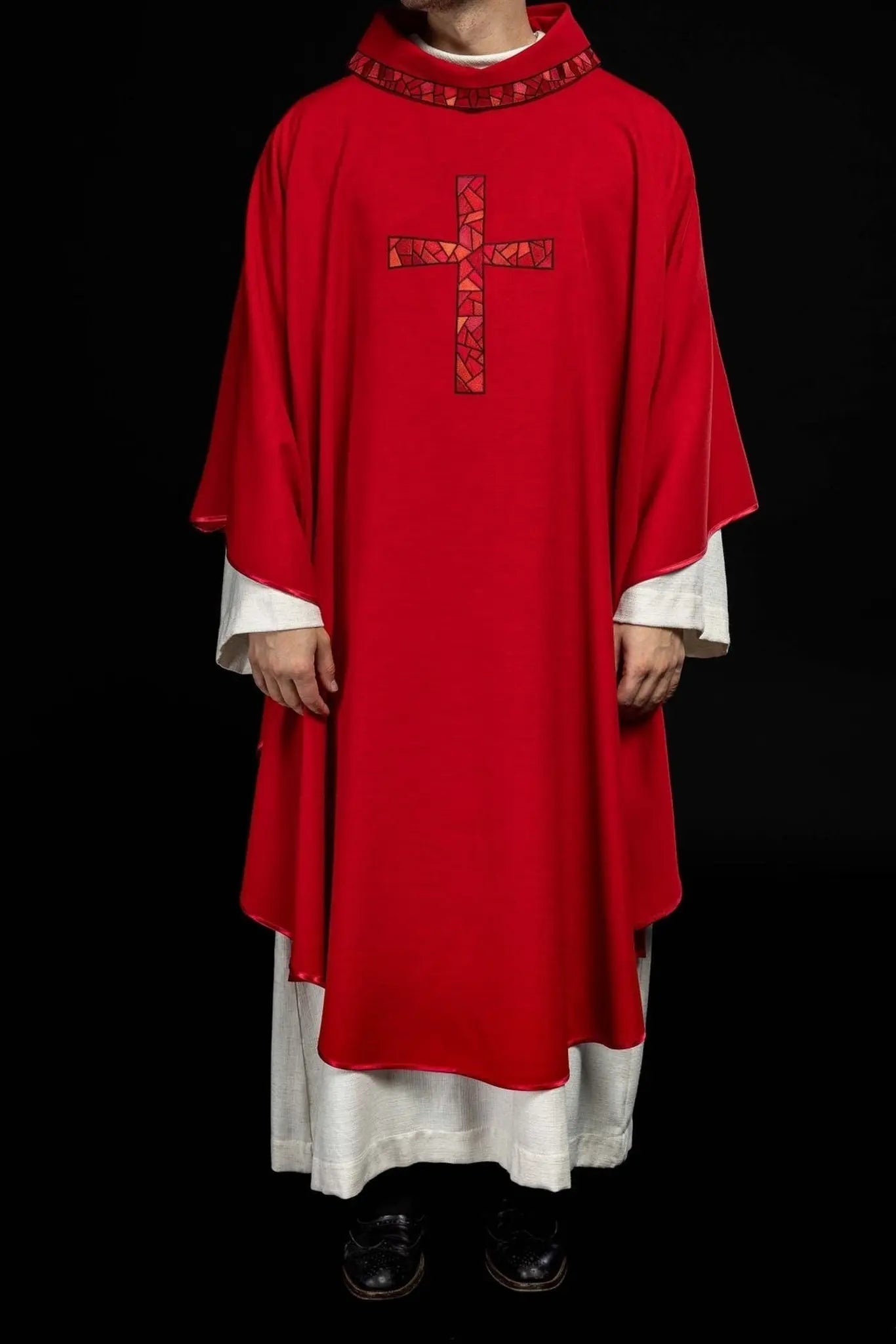 Casulla bordada roja con mosaico de cruz