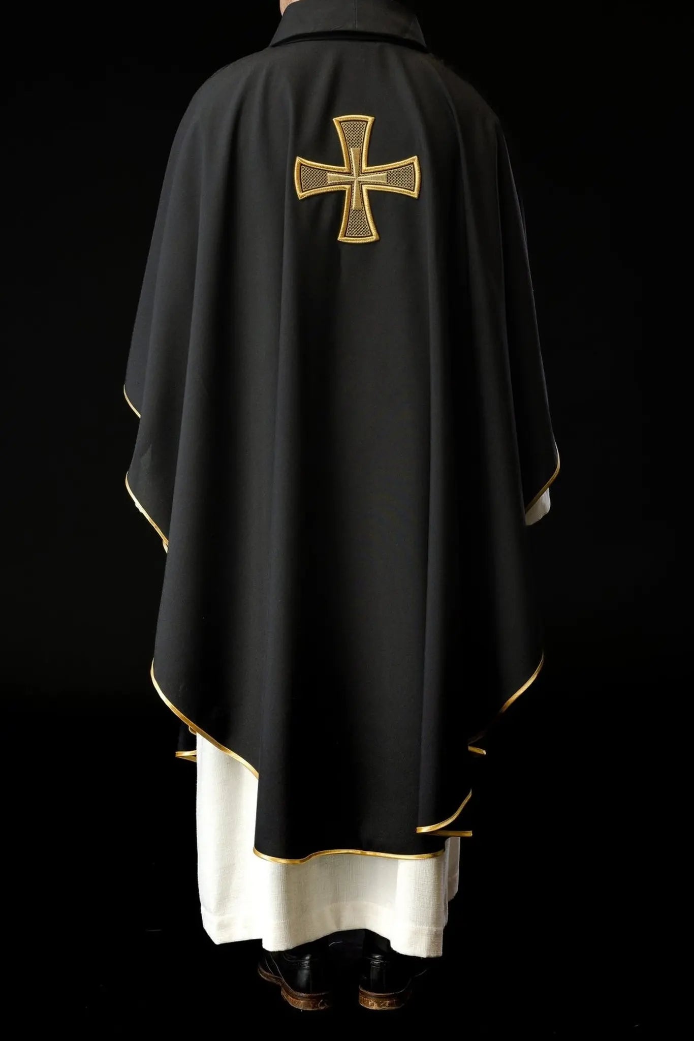 Casulla bordada IHS negra