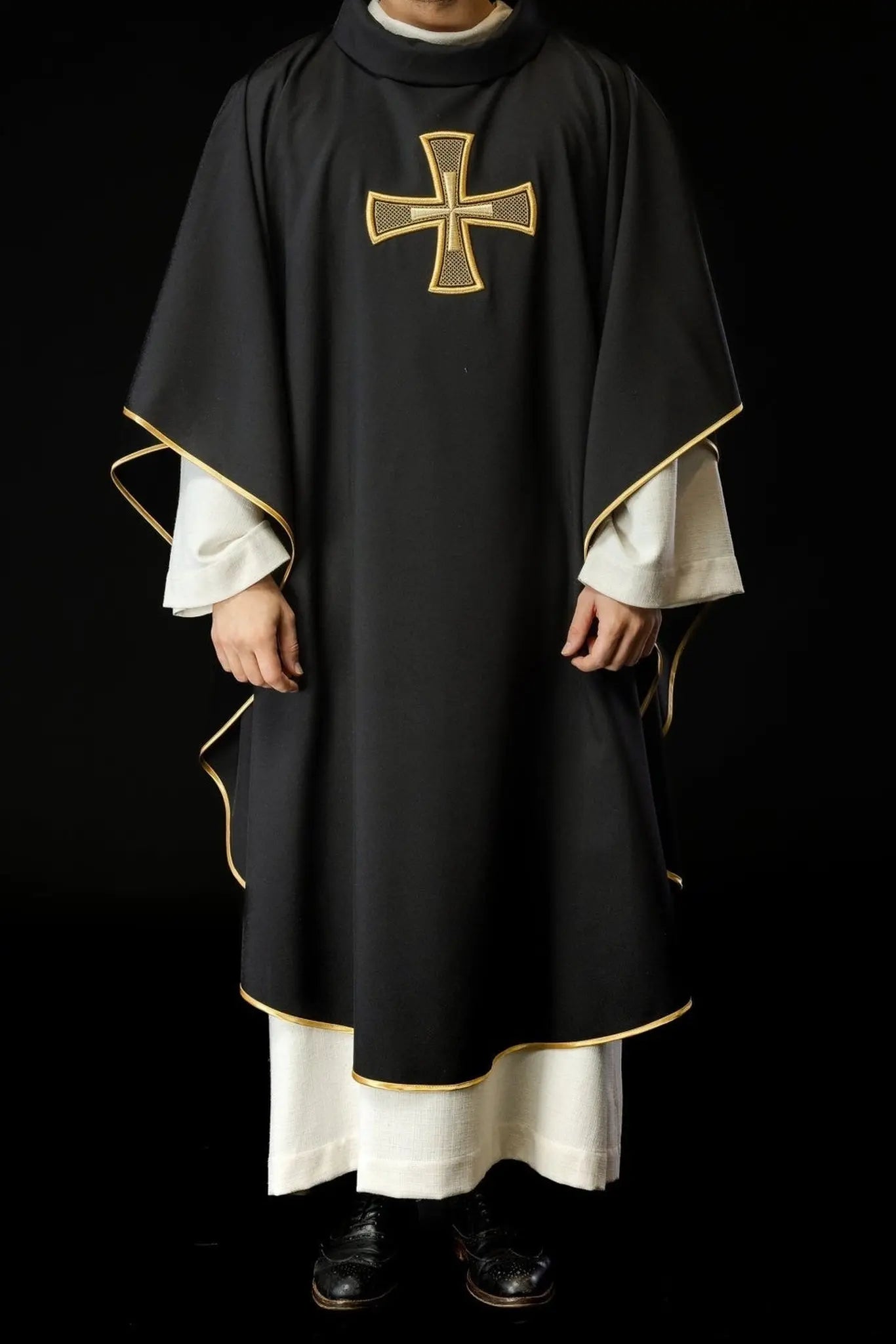 Casulla bordada IHS negra