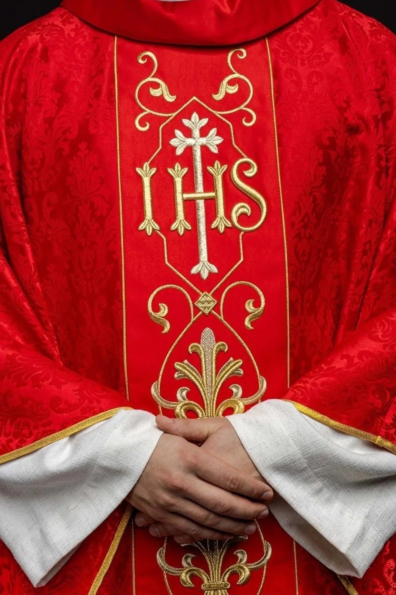 Casulla bordada IHS roja con tela decorada