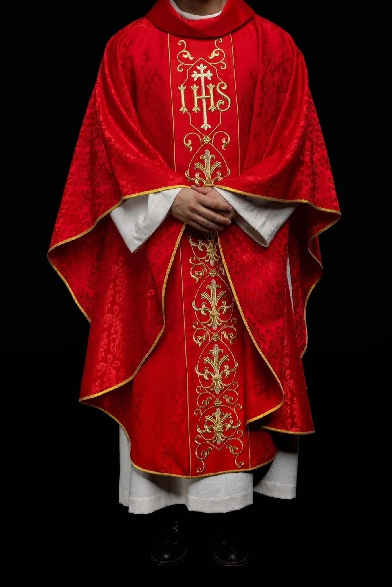 Casulla bordada IHS roja con tela decorada