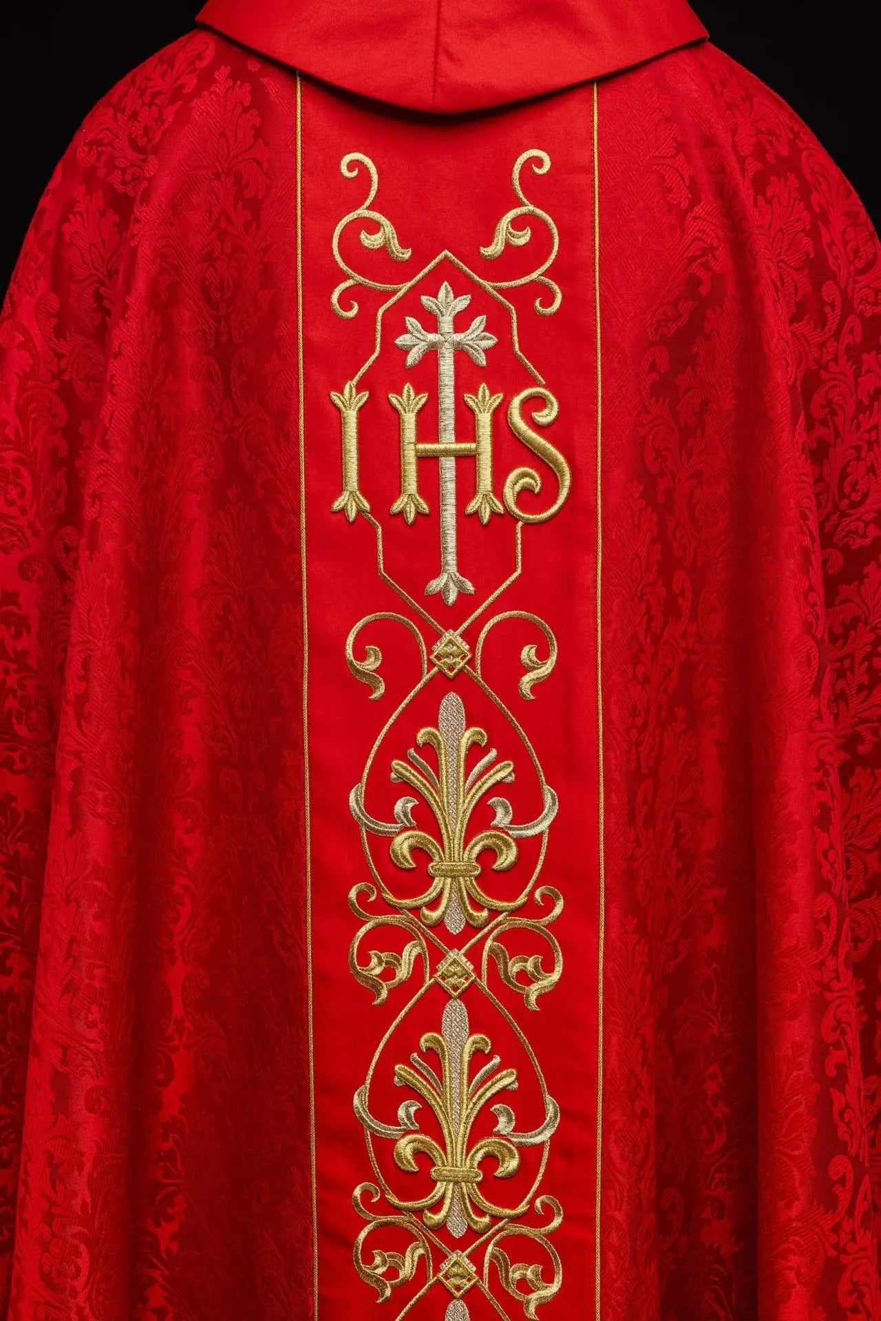 Casulla bordada IHS roja con tela decorada