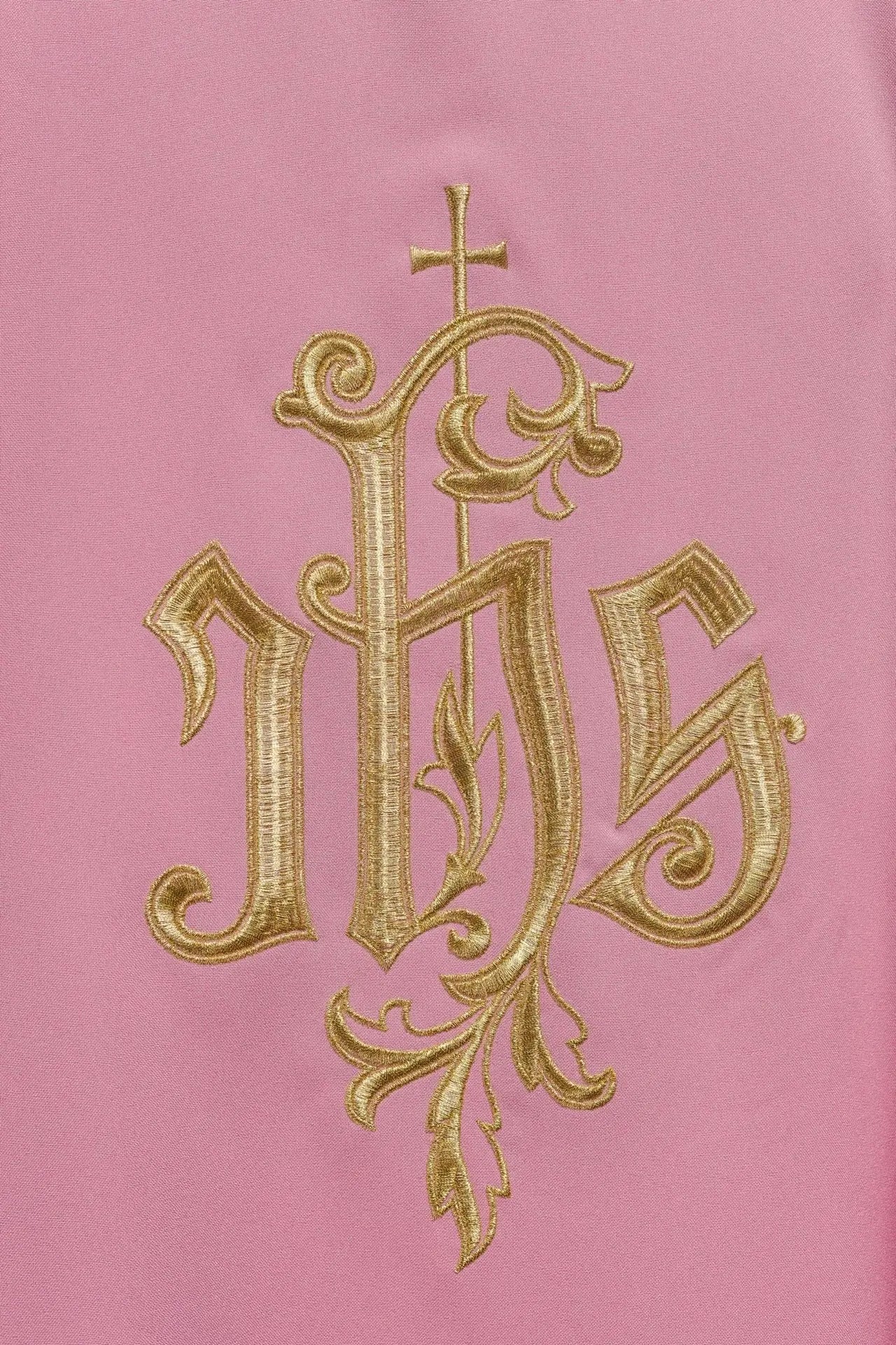 Casulla bordada IHS en rosa