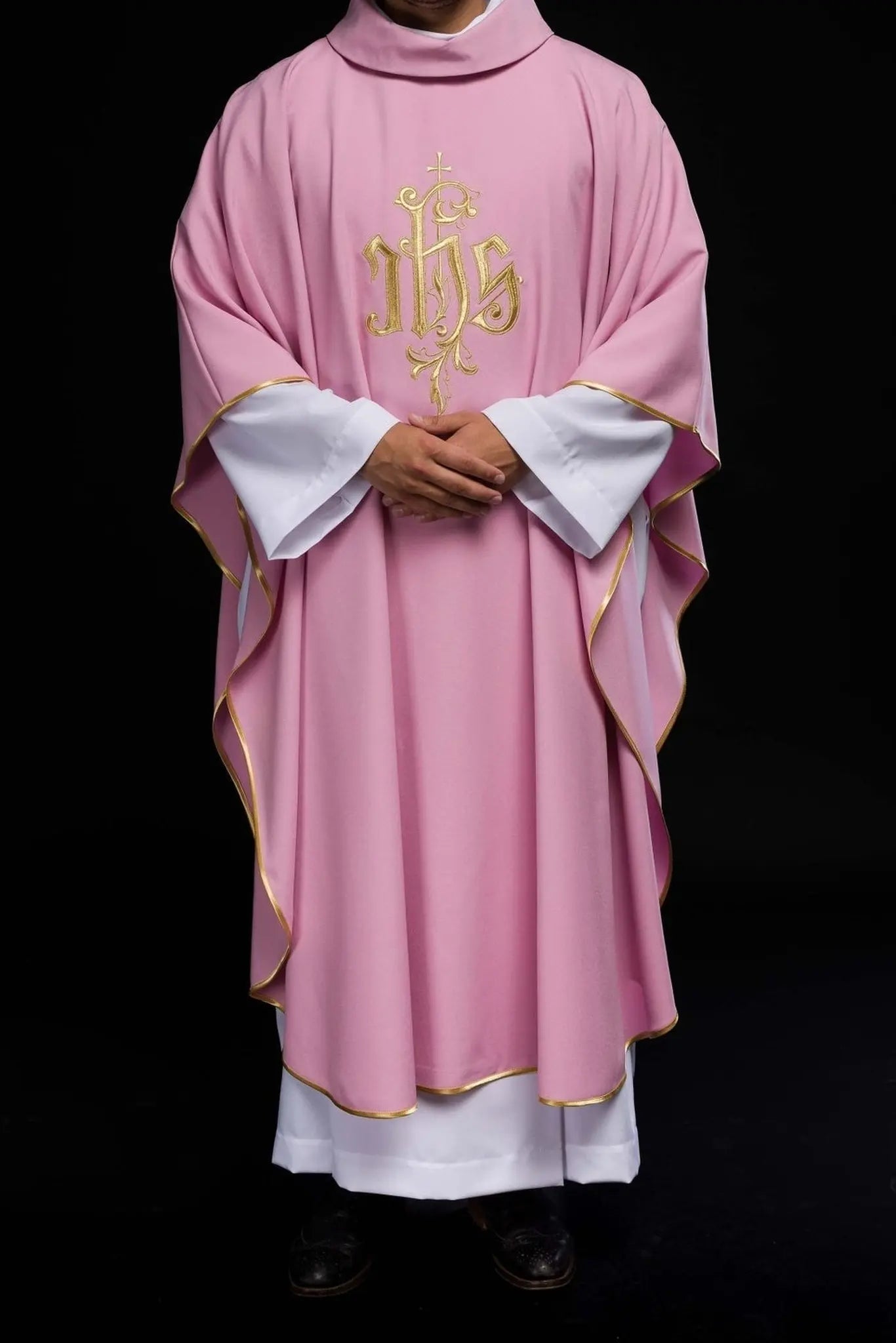 Casulla bordada IHS en rosa
