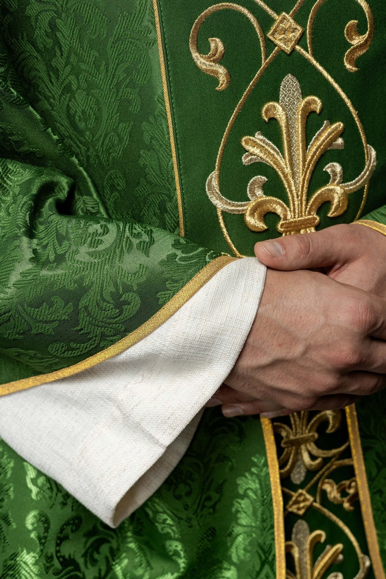Ornat haftowany IHS Zielony Ozdobna Tkanina