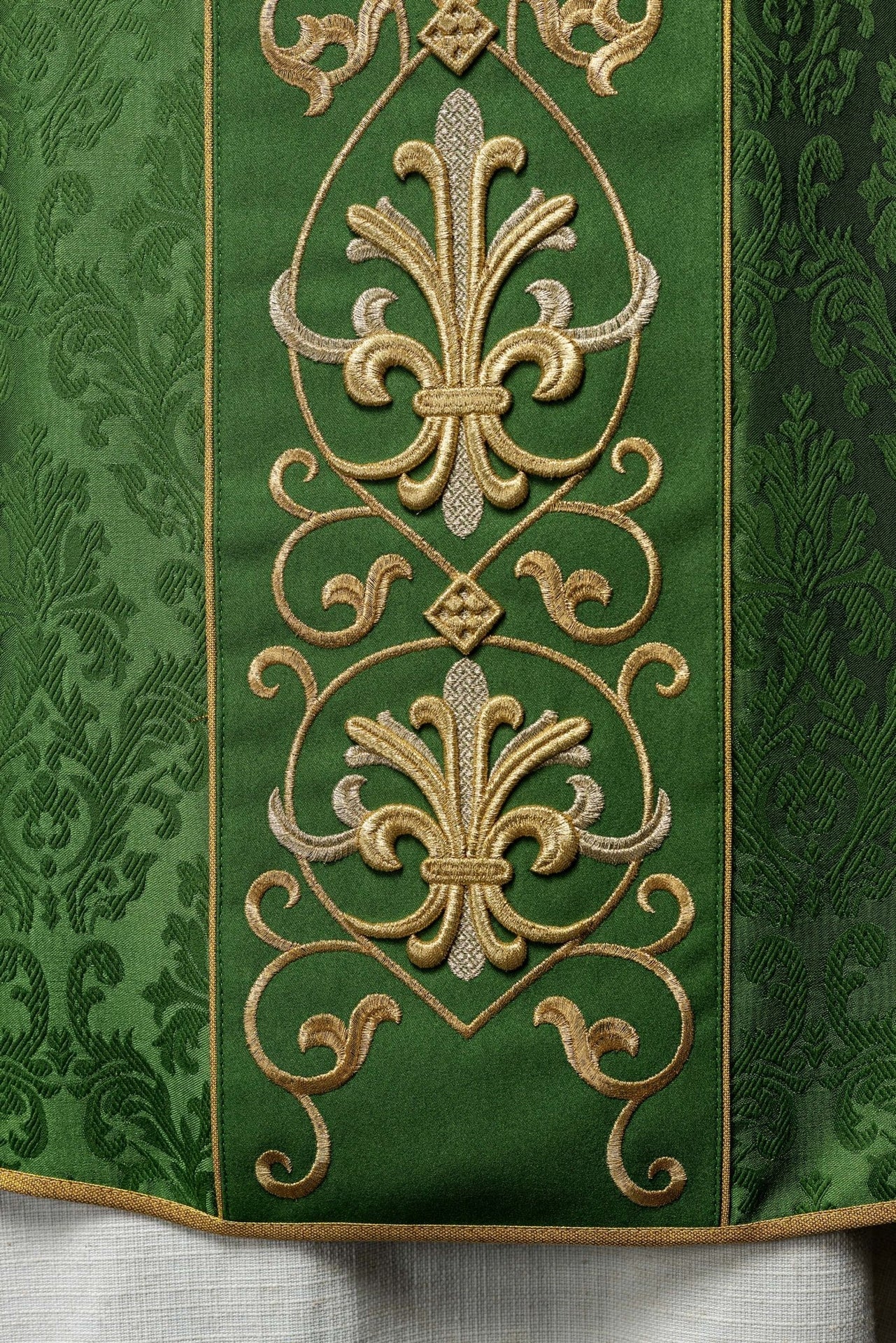 Ornat haftowany IHS Zielony Ozdobna Tkanina