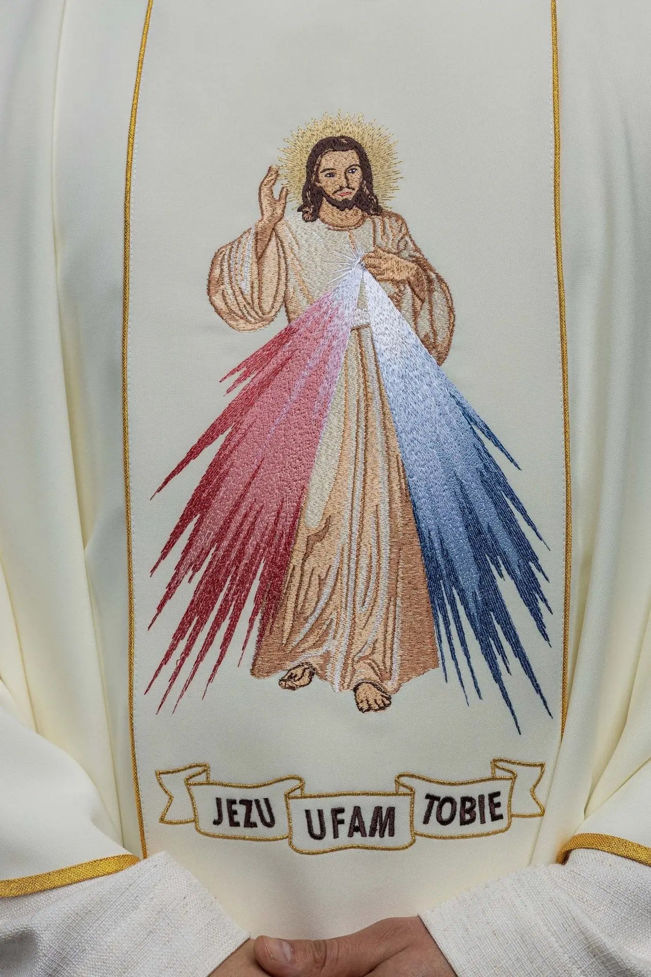 Casulla bordada de Jesús Misericordioso y IHS ecru