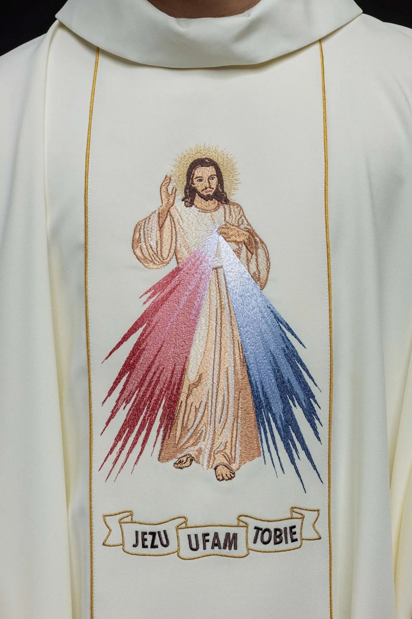 Casulla bordada de Jesús Misericordioso y IHS ecru