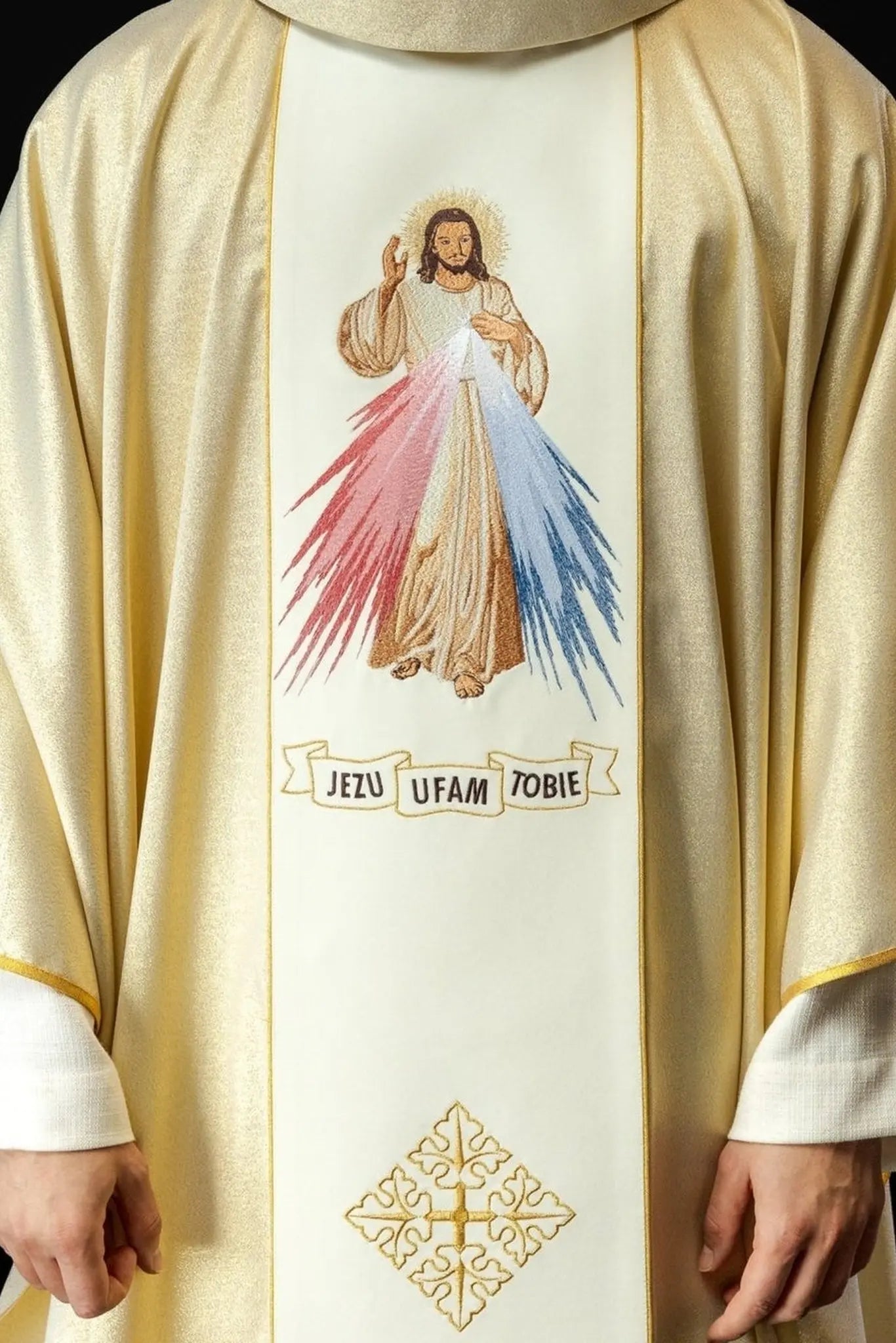 Casulla bordada de Jesús Misericordioso e IHS en oro