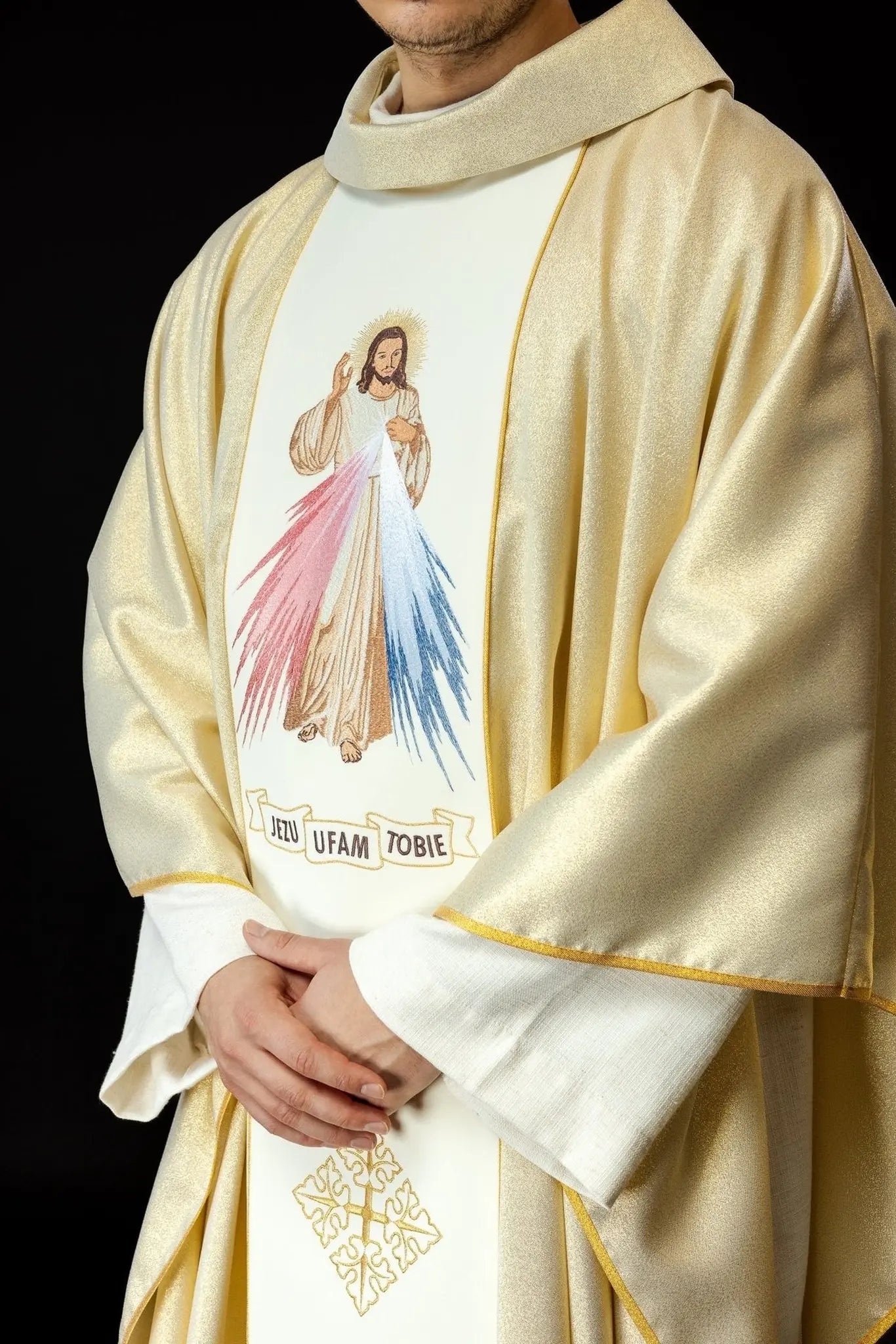 Casulla bordada de Jesús Misericordioso e IHS en oro