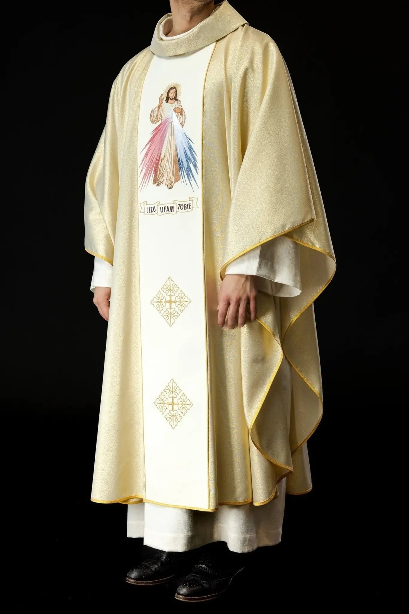Casulla bordada de Jesús Misericordioso e IHS en oro