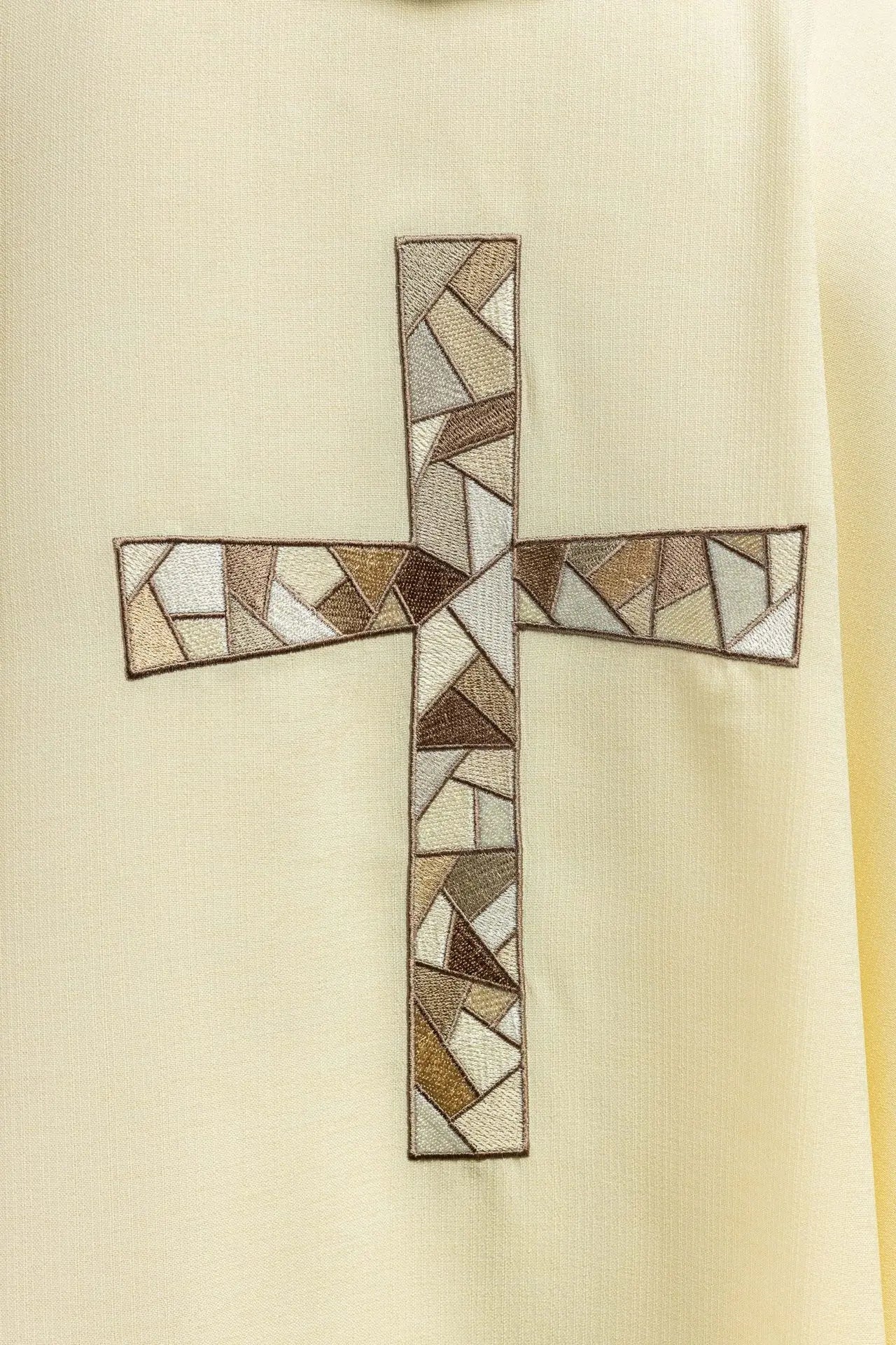 Casulla ecru con cruz bordada